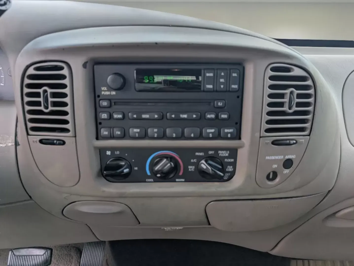 2000 Ford F-150 XLT (1FTZX1725YN) with an Other engine, located at 1430 Gateway Drive, Opelika, AL, 36801, (334) 239-0944, 32.637871, -85.409790 - Unlock the adventure of your dreams with this 2000 Ford F-150 XLT, an extended cab pickup that perfectly balances functionality with comfort. Whether you're a growing family in need of a reliable vehicle, a weekend warrior looking to tackle outdoor escapades, or a budget-conscious buyer searching fo - Photo#13