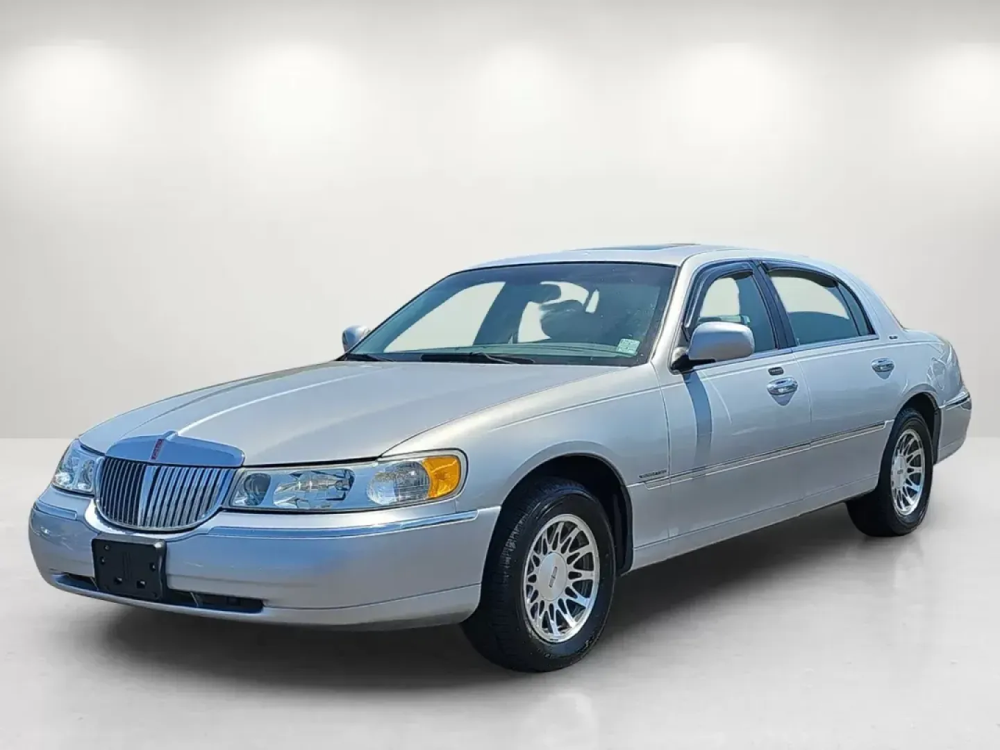2001 Lincoln Town Car Signature (1LNHM82W01Y) with an Gas V8 4.6L/281 engine, 4-Speed Electronic Automatic w/OD transmission, located at 521 Old Farm Lane Rd, Prattville, AL, 36066, (334) 325-1505, 32.482460, -86.416367 - **Discover the Perfect Blend of Comfort and Class with This 2001 Lincoln Town Car!**<br /> <br /> Are you in search of a reliable sedan that offers elegance and practicality? Look no further than this meticulously maintained 2001 Lincoln Town Car, now available at Gils Auto in Prattville, AL. This v - Photo#1