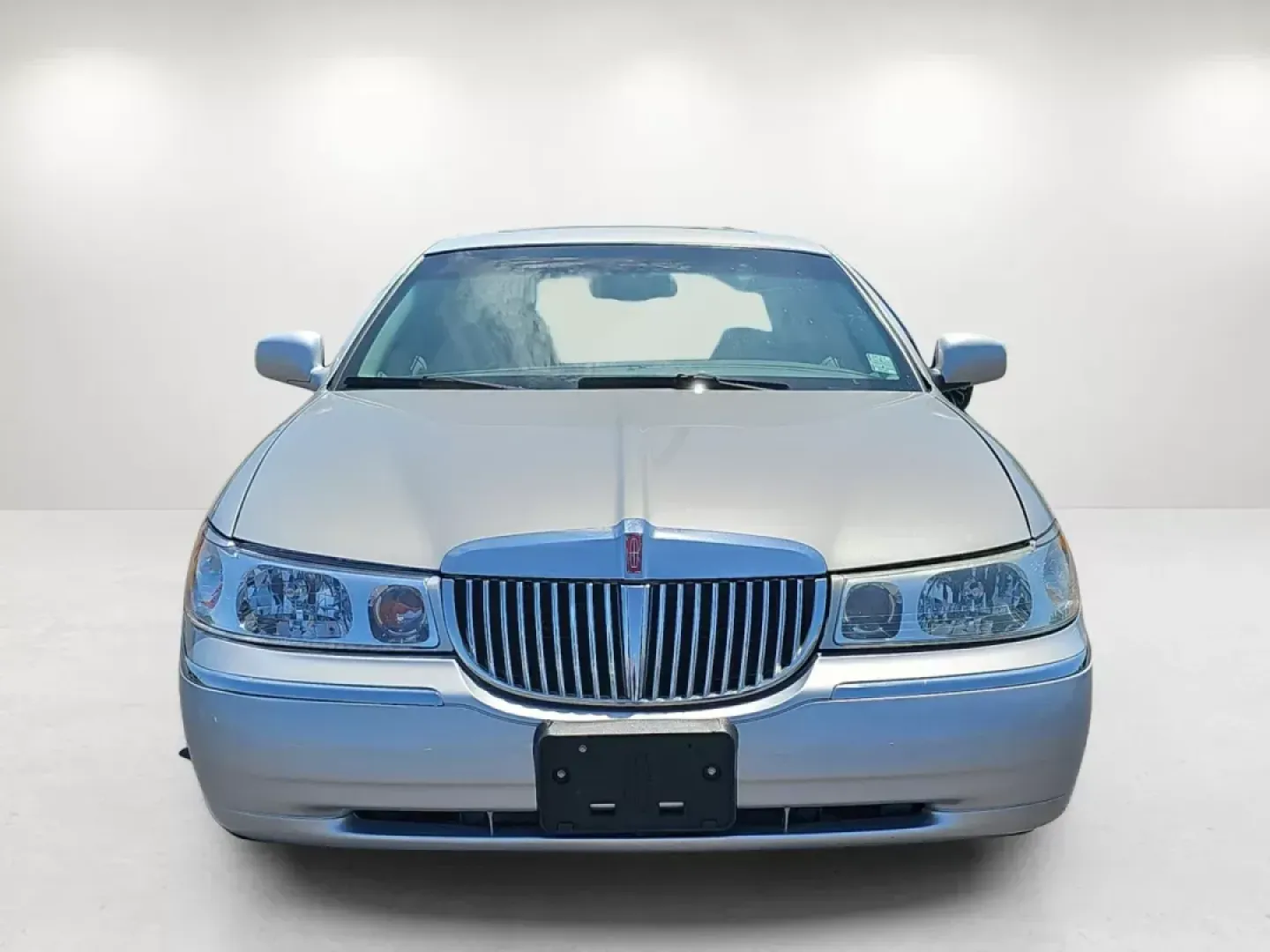 2001 Lincoln Town Car Signature (1LNHM82W01Y) with an Gas V8 4.6L/281 engine, 4-Speed Electronic Automatic w/OD transmission, located at 521 Old Farm Lane Rd, Prattville, AL, 36066, (334) 325-1505, 32.482460, -86.416367 - **Discover the Perfect Blend of Comfort and Class with This 2001 Lincoln Town Car!**<br /> <br /> Are you in search of a reliable sedan that offers elegance and practicality? Look no further than this meticulously maintained 2001 Lincoln Town Car, now available at Gils Auto in Prattville, AL. This v - Photo#2