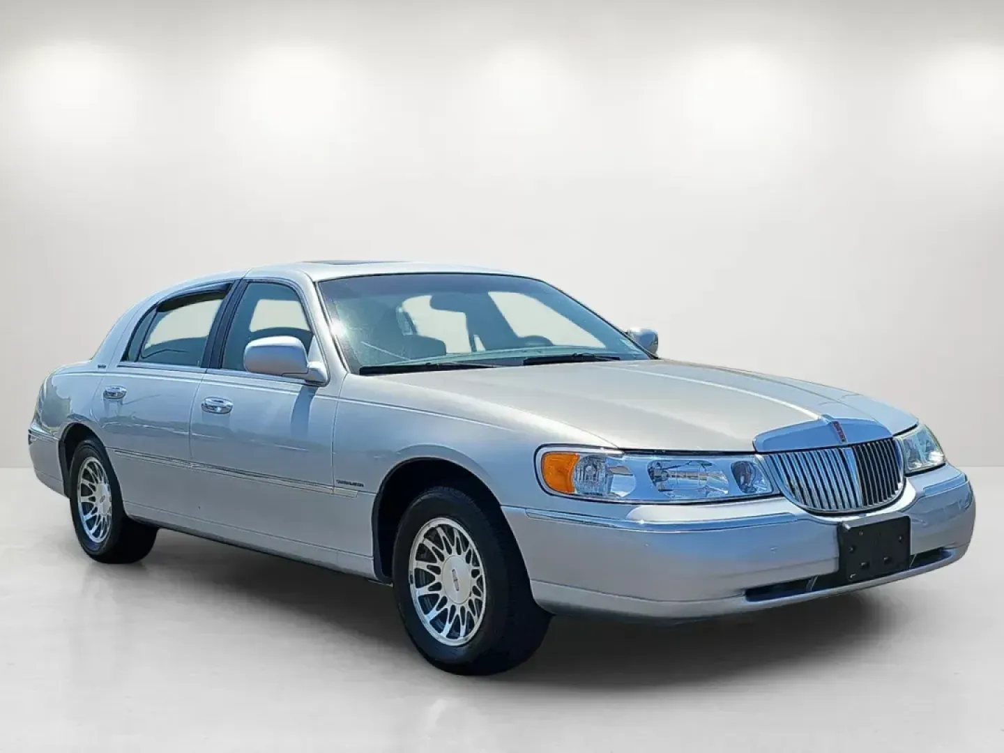 2001 Lincoln Town Car Signature (1LNHM82W01Y) with an Gas V8 4.6L/281 engine, 4-Speed Electronic Automatic w/OD transmission, located at 521 Old Farm Lane Rd, Prattville, AL, 36066, (334) 325-1505, 32.482460, -86.416367 - **Discover the Perfect Blend of Comfort and Class with This 2001 Lincoln Town Car!**<br /> <br /> Are you in search of a reliable sedan that offers elegance and practicality? Look no further than this meticulously maintained 2001 Lincoln Town Car, now available at Gils Auto in Prattville, AL. This v - Photo#3