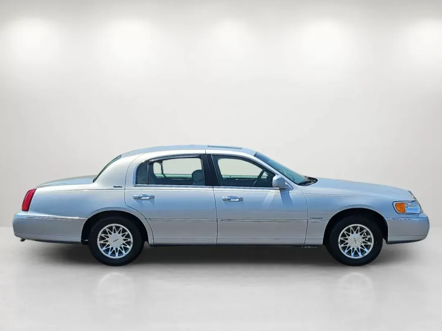 2001 Lincoln Town Car Signature (1LNHM82W01Y) with an Gas V8 4.6L/281 engine, 4-Speed Electronic Automatic w/OD transmission, located at 521 Old Farm Lane Rd, Prattville, AL, 36066, (334) 325-1505, 32.482460, -86.416367 - **Discover the Perfect Blend of Comfort and Class with This 2001 Lincoln Town Car!**<br /> <br /> Are you in search of a reliable sedan that offers elegance and practicality? Look no further than this meticulously maintained 2001 Lincoln Town Car, now available at Gils Auto in Prattville, AL. This v - Photo#4