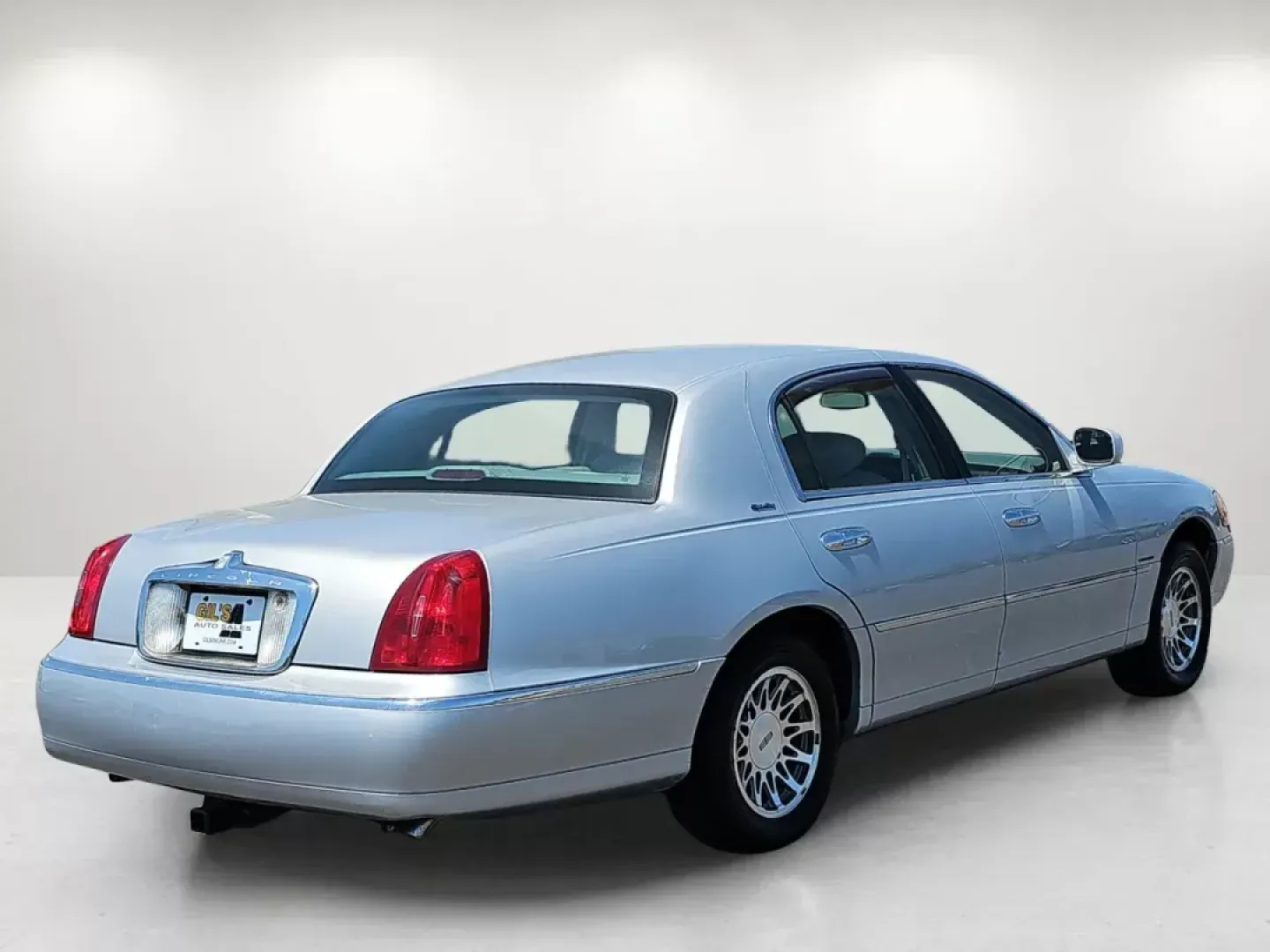 2001 Lincoln Town Car Signature (1LNHM82W01Y) with an Gas V8 4.6L/281 engine, 4-Speed Electronic Automatic w/OD transmission, located at 521 Old Farm Lane Rd, Prattville, AL, 36066, (334) 325-1505, 32.482460, -86.416367 - **Discover the Perfect Blend of Comfort and Class with This 2001 Lincoln Town Car!**<br /> <br /> Are you in search of a reliable sedan that offers elegance and practicality? Look no further than this meticulously maintained 2001 Lincoln Town Car, now available at Gils Auto in Prattville, AL. This v - Photo#5