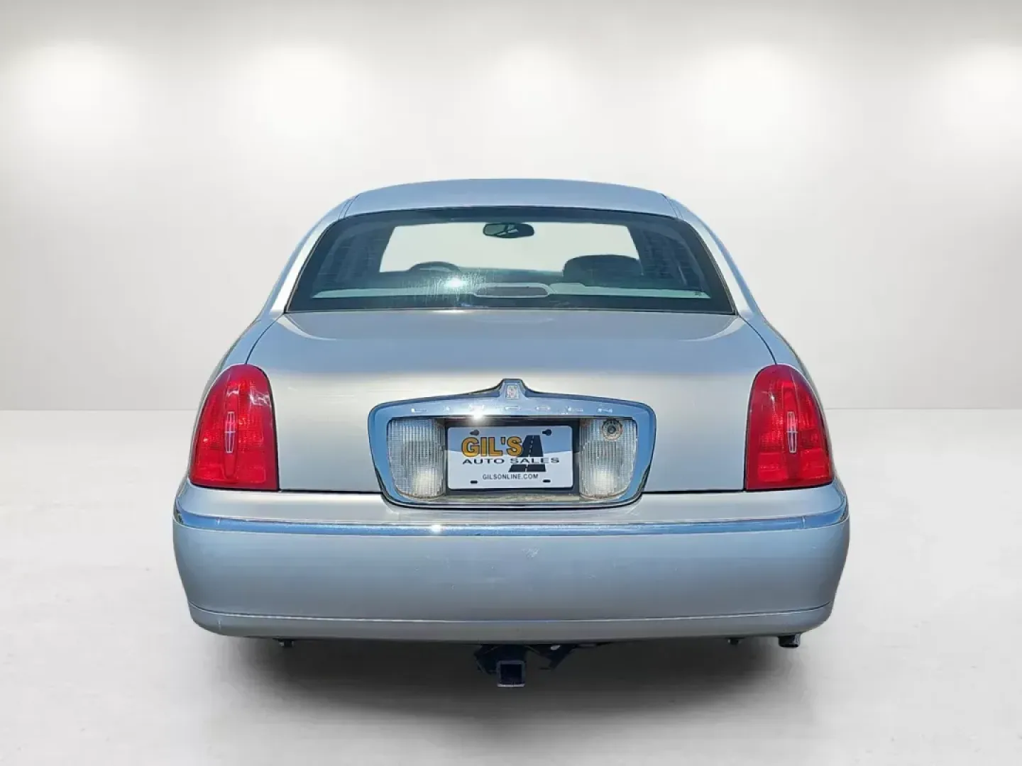 2001 Lincoln Town Car Signature (1LNHM82W01Y) with an Gas V8 4.6L/281 engine, 4-Speed Electronic Automatic w/OD transmission, located at 521 Old Farm Lane Rd, Prattville, AL, 36066, (334) 325-1505, 32.482460, -86.416367 - **Discover the Perfect Blend of Comfort and Class with This 2001 Lincoln Town Car!**<br /> <br /> Are you in search of a reliable sedan that offers elegance and practicality? Look no further than this meticulously maintained 2001 Lincoln Town Car, now available at Gils Auto in Prattville, AL. This v - Photo#6