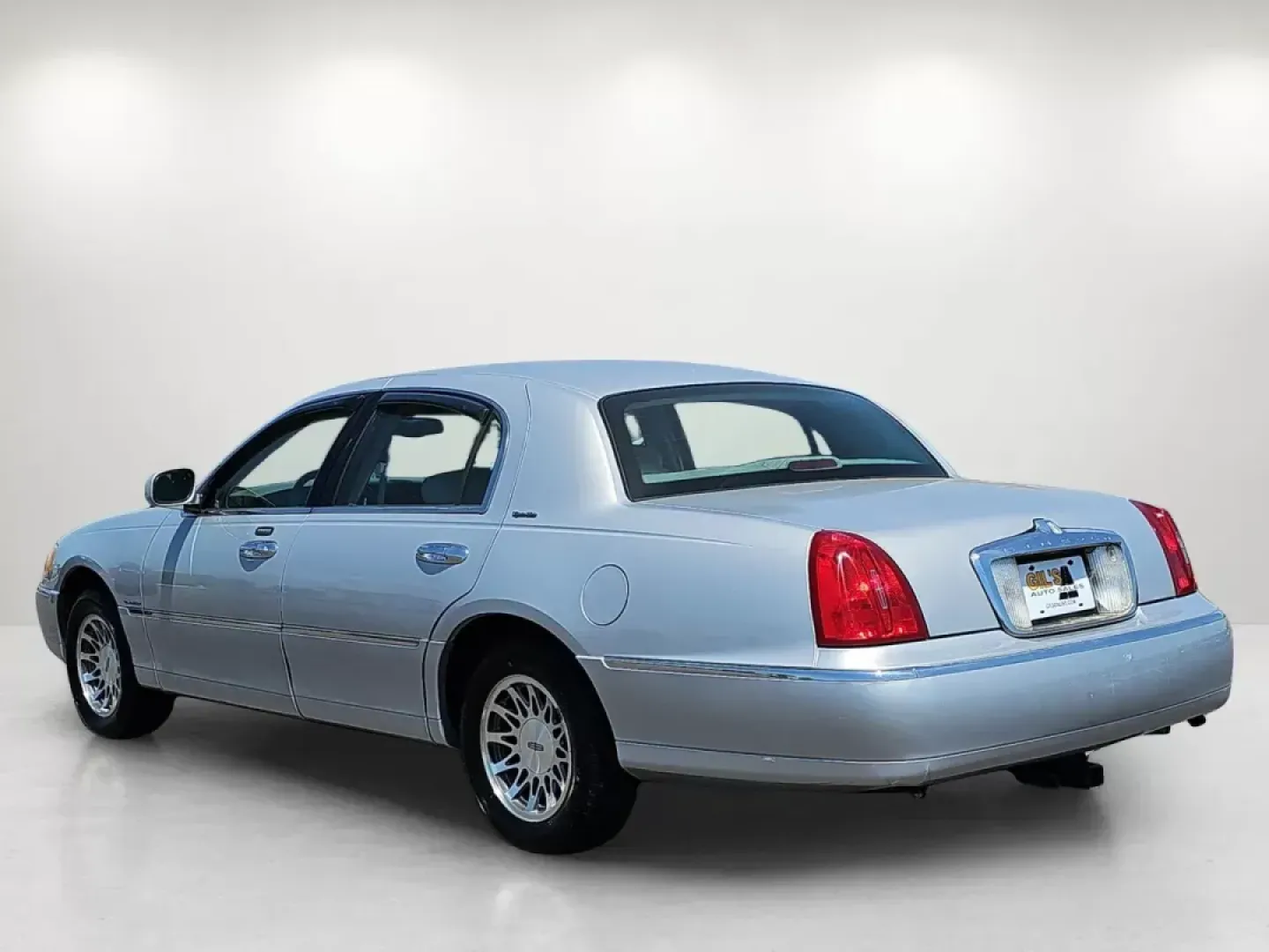 2001 Lincoln Town Car Signature (1LNHM82W01Y) with an Gas V8 4.6L/281 engine, 4-Speed Electronic Automatic w/OD transmission, located at 521 Old Farm Lane Rd, Prattville, AL, 36066, (334) 325-1505, 32.482460, -86.416367 - **Discover the Perfect Blend of Comfort and Class with This 2001 Lincoln Town Car!**<br /> <br /> Are you in search of a reliable sedan that offers elegance and practicality? Look no further than this meticulously maintained 2001 Lincoln Town Car, now available at Gils Auto in Prattville, AL. This v - Photo#7