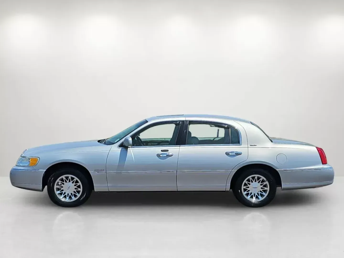 2001 Lincoln Town Car Signature (1LNHM82W01Y) with an Gas V8 4.6L/281 engine, 4-Speed Electronic Automatic w/OD transmission, located at 521 Old Farm Lane Rd, Prattville, AL, 36066, (334) 325-1505, 32.482460, -86.416367 - **Discover the Perfect Blend of Comfort and Class with This 2001 Lincoln Town Car!**<br /> <br /> Are you in search of a reliable sedan that offers elegance and practicality? Look no further than this meticulously maintained 2001 Lincoln Town Car, now available at Gils Auto in Prattville, AL. This v - Photo#8
