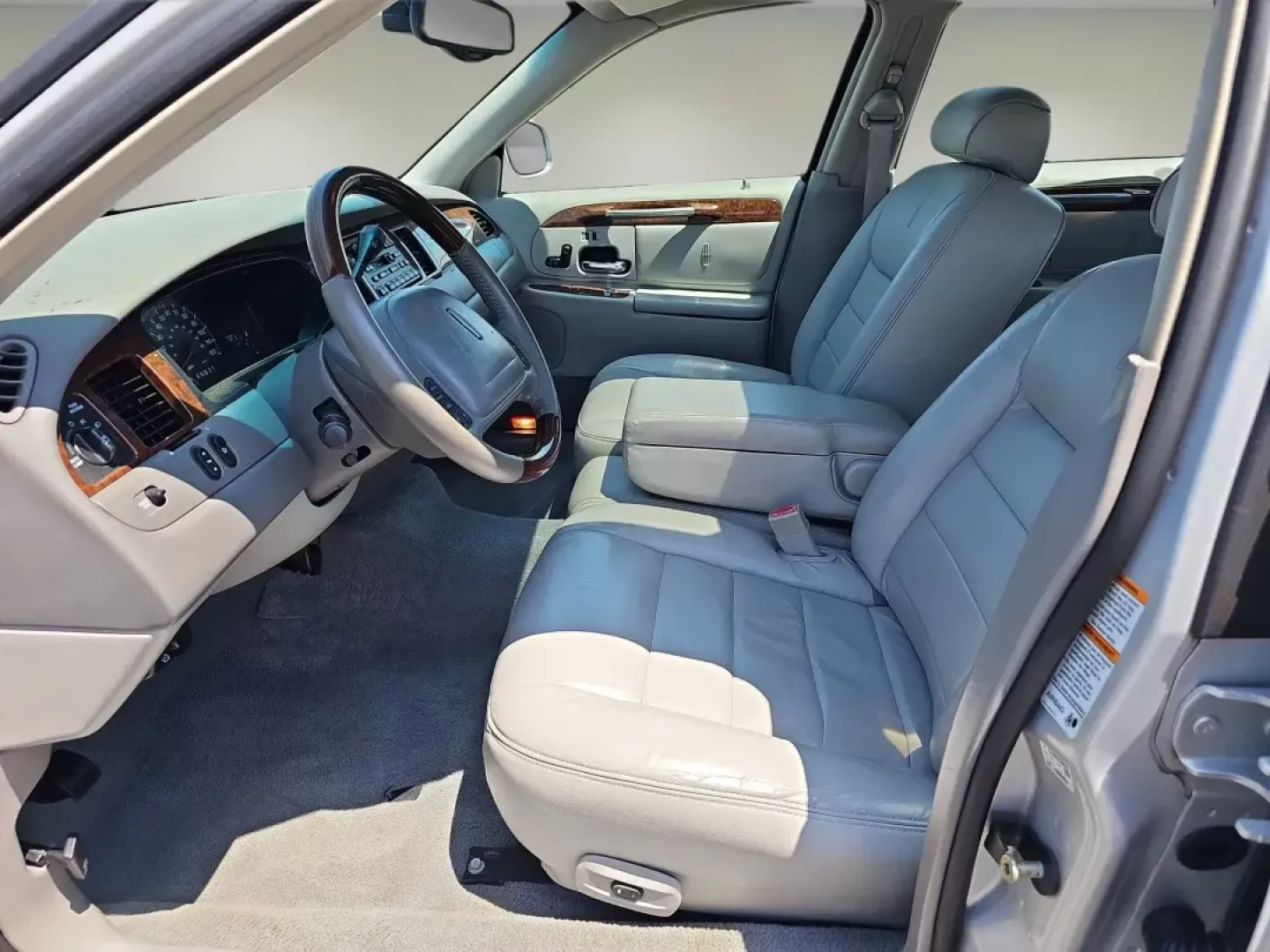 2001 Lincoln Town Car Signature (1LNHM82W01Y) with an Gas V8 4.6L/281 engine, 4-Speed Electronic Automatic w/OD transmission, located at 521 Old Farm Lane Rd, Prattville, AL, 36066, (334) 325-1505, 32.482460, -86.416367 - **Discover the Perfect Blend of Comfort and Class with This 2001 Lincoln Town Car!**<br /> <br /> Are you in search of a reliable sedan that offers elegance and practicality? Look no further than this meticulously maintained 2001 Lincoln Town Car, now available at Gils Auto in Prattville, AL. This v - Photo#10