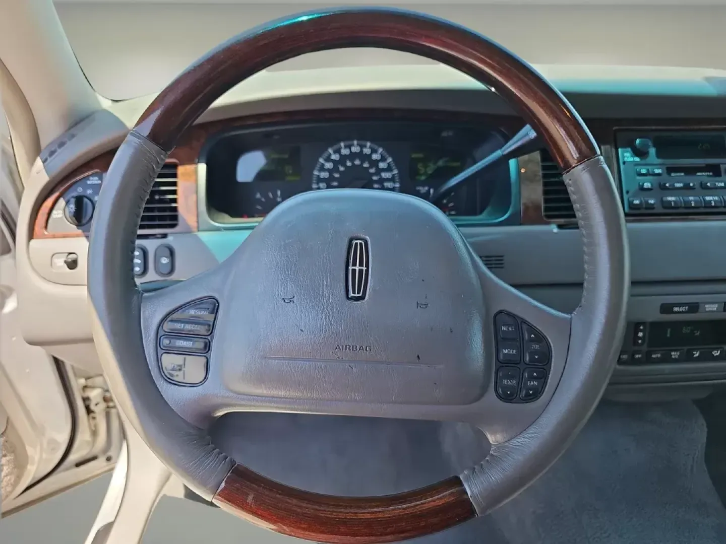 2001 Lincoln Town Car Signature (1LNHM82W01Y) with an Gas V8 4.6L/281 engine, 4-Speed Electronic Automatic w/OD transmission, located at 521 Old Farm Lane Rd, Prattville, AL, 36066, (334) 325-1505, 32.482460, -86.416367 - **Discover the Perfect Blend of Comfort and Class with This 2001 Lincoln Town Car!**<br /> <br /> Are you in search of a reliable sedan that offers elegance and practicality? Look no further than this meticulously maintained 2001 Lincoln Town Car, now available at Gils Auto in Prattville, AL. This v - Photo#12