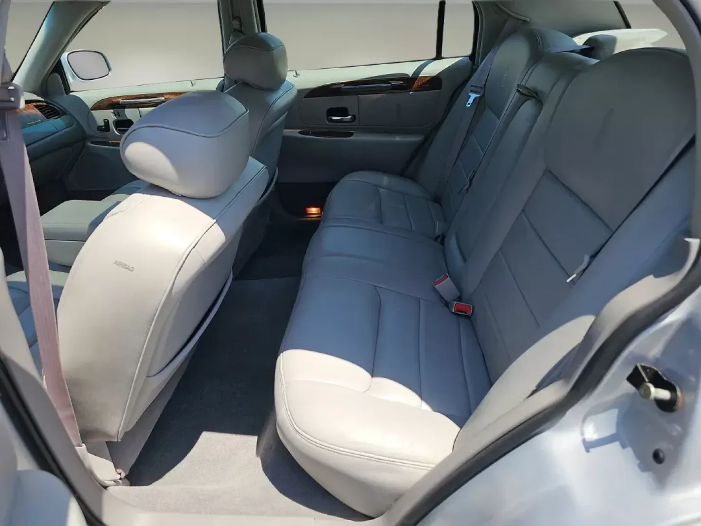 2001 Lincoln Town Car Signature (1LNHM82W01Y) with an Gas V8 4.6L/281 engine, 4-Speed Electronic Automatic w/OD transmission, located at 521 Old Farm Lane Rd, Prattville, AL, 36066, (334) 325-1505, 32.482460, -86.416367 - **Discover the Perfect Blend of Comfort and Class with This 2001 Lincoln Town Car!**<br /> <br /> Are you in search of a reliable sedan that offers elegance and practicality? Look no further than this meticulously maintained 2001 Lincoln Town Car, now available at Gils Auto in Prattville, AL. This v - Photo#15