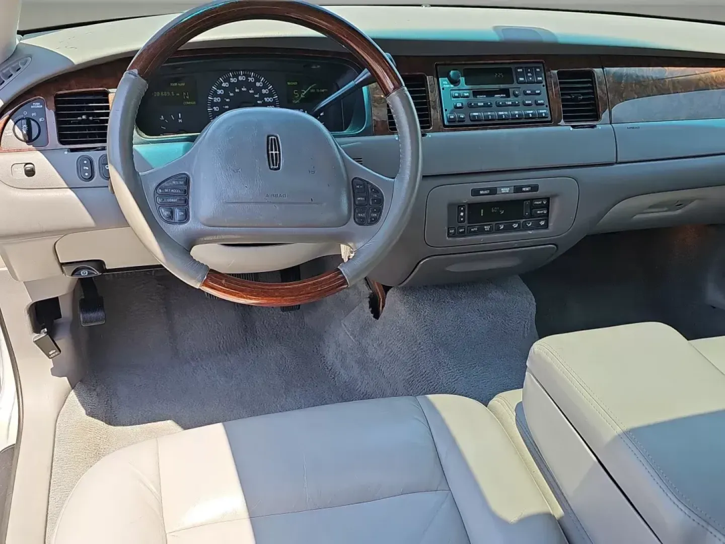 2001 Lincoln Town Car Signature (1LNHM82W01Y) with an Gas V8 4.6L/281 engine, 4-Speed Electronic Automatic w/OD transmission, located at 521 Old Farm Lane Rd, Prattville, AL, 36066, (334) 325-1505, 32.482460, -86.416367 - **Discover the Perfect Blend of Comfort and Class with This 2001 Lincoln Town Car!**<br /> <br /> Are you in search of a reliable sedan that offers elegance and practicality? Look no further than this meticulously maintained 2001 Lincoln Town Car, now available at Gils Auto in Prattville, AL. This v - Photo#16