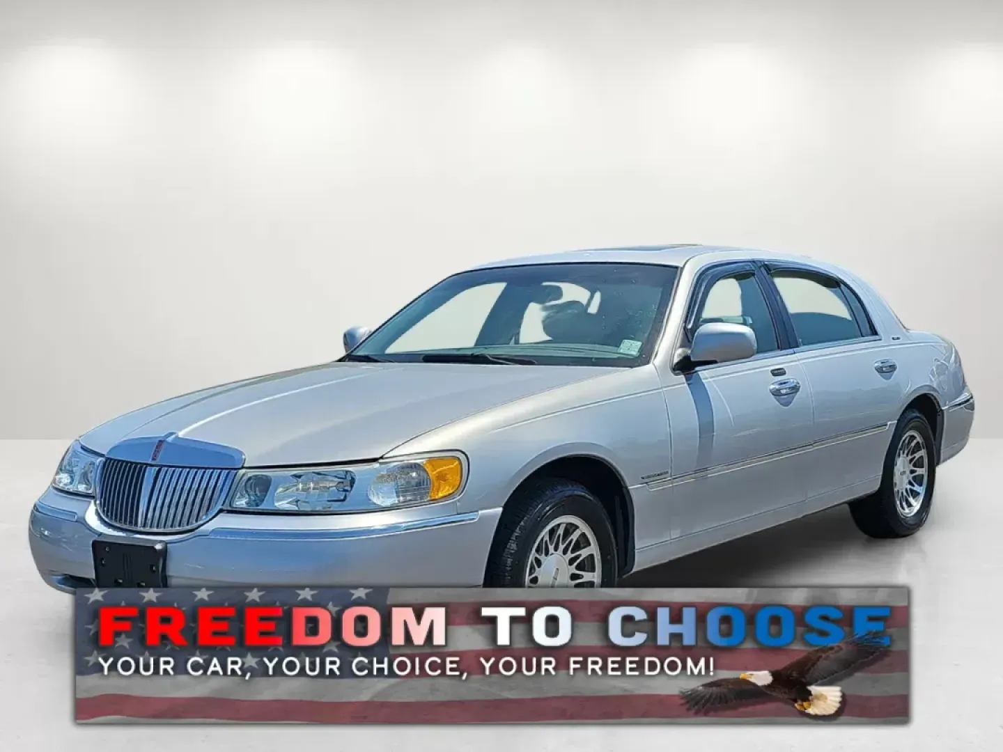 2001 Lincoln Town Car Signature (1LNHM82W01Y) with an Gas V8 4.6L/281 engine, 4-Speed Electronic Automatic w/OD transmission, located at 521 Old Farm Lane Rd, Prattville, AL, 36066, (334) 325-1505, 32.482460, -86.416367 - **Discover the Perfect Blend of Comfort and Class with This 2001 Lincoln Town Car!**<br /> <br /> Are you in search of a reliable sedan that offers elegance and practicality? Look no further than this meticulously maintained 2001 Lincoln Town Car, now available at Gils Auto in Prattville, AL. This v - Photo#0