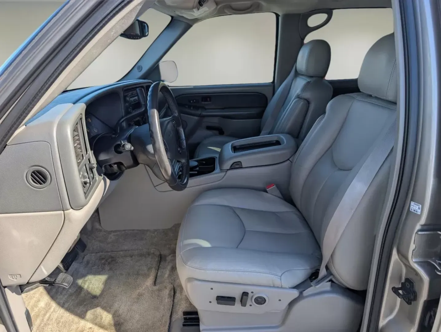 2003 /Pewter/Dark Pewter GMC Yukon SLT (1GKEC13Z83J) with an Other engine, located at 1430 Gateway Drive, Opelika, AL, 36801, (334) 239-0944, 32.637871, -85.409790 - **Discover Adventure and Comfort with the 2003 GMC Yukon SLT at Gils Auto - Phenix City**<br /> <br /> If you're on the hunt for a reliable SUV that embodies comfort and versatility, look no further than the 2003 GMC Yukon SLT, available now at Gils Auto in Phenix City, AL. This robust vehicle offer - Photo#9