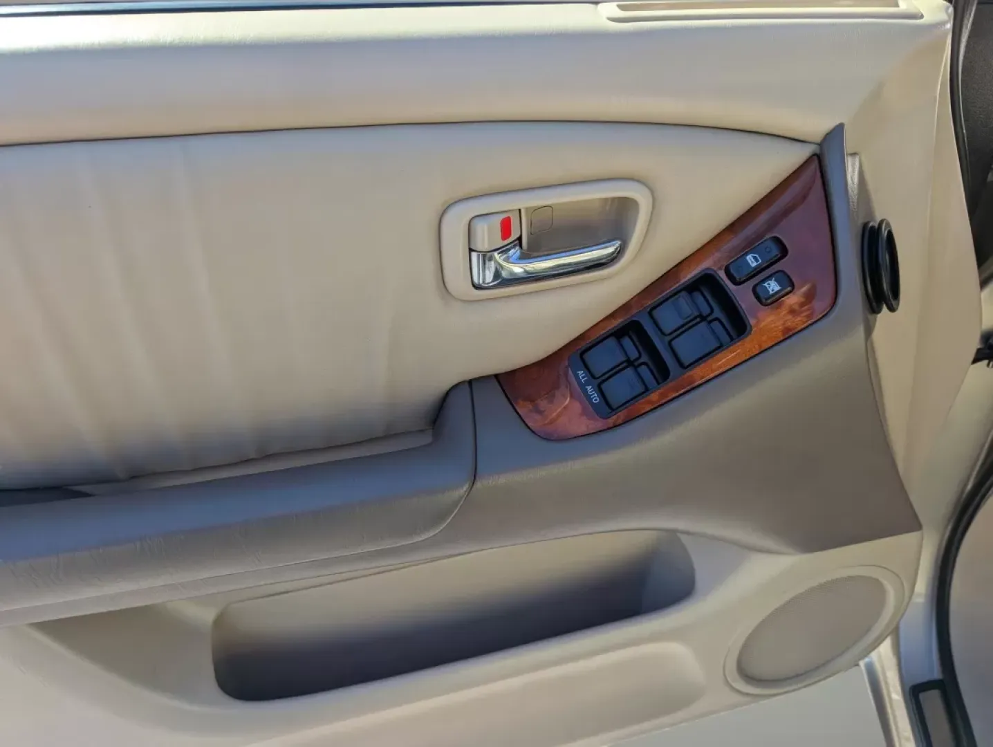 2003 Lexus RX 300 (JTJGF10U330) with an Other engine, located at 1430 Gateway Drive, Opelika, AL, 36801, (334) 239-0944, 32.637871, -85.409790 - **Explore the 2003 Lexus RX 300: Your Perfect Companion for Family Adventures and Daily Commutes!**<br /> <br /> Are you seeking a reliable vehicle that caters to your family's needs while ensuring comfort and style? Look no further! This 2003 Lexus RX 300, available at **Gils Auto** in **Phenix Cit - Photo#8