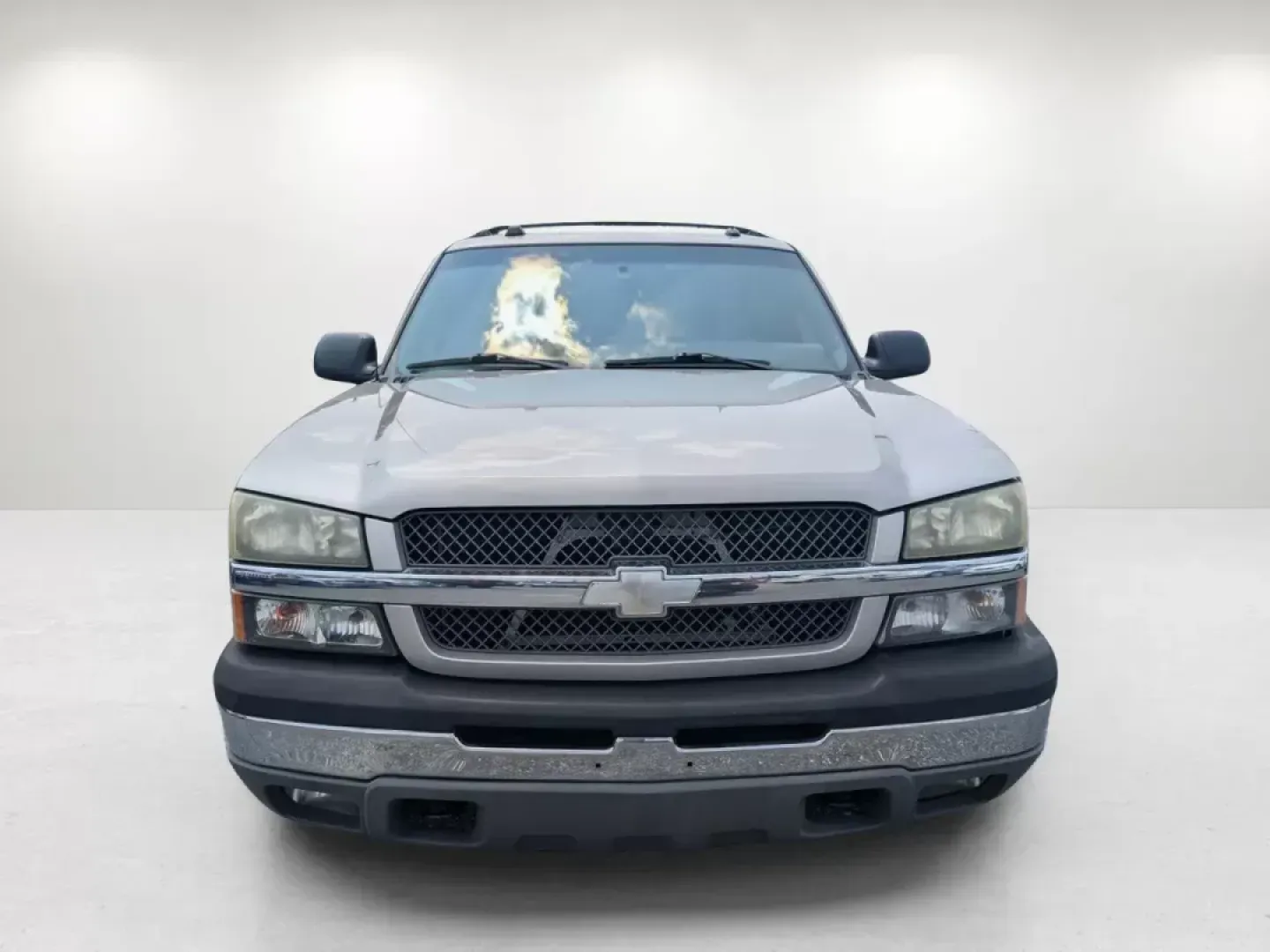 2004 /Dark Charcoal Chevrolet Avalanche Z66 (3GNEC12T54G) with an Gas V8 5.3L/327 engine, 4-Speed Automatic w/OD transmission, located at 1430 Gateway Drive, Opelika, AL, 36801, (334) 239-0944, 32.637871, -85.409790 - **Explore New Adventures with this 2004 Chevrolet Avalanche at Gils Auto - Opelika!**<br /> <br /> Are you ready to elevate your weekend adventures or tackle your daily commute with style and confidence? Look no further than this 2004 Chevrolet Avalanche Z66, now available at Gils Auto, located at 1 - Photo#1