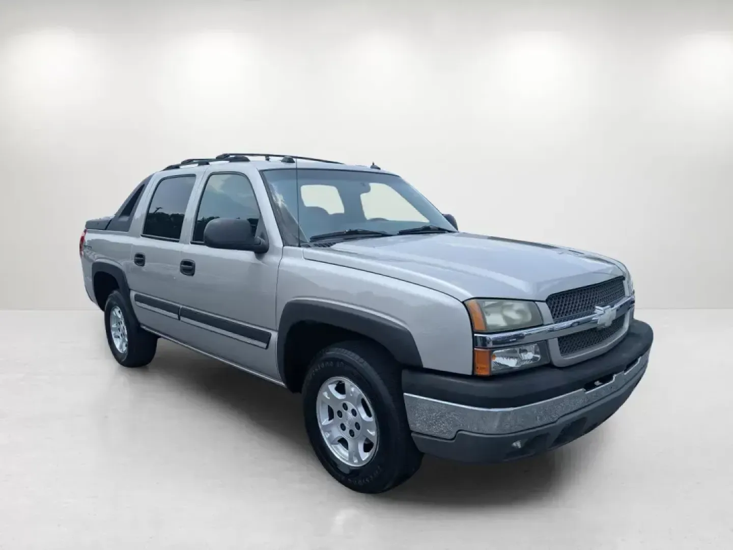 2004 /Dark Charcoal Chevrolet Avalanche Z66 (3GNEC12T54G) with an Gas V8 5.3L/327 engine, 4-Speed Automatic w/OD transmission, located at 1430 Gateway Drive, Opelika, AL, 36801, (334) 239-0944, 32.637871, -85.409790 - **Explore New Adventures with this 2004 Chevrolet Avalanche at Gils Auto - Opelika!**<br /> <br /> Are you ready to elevate your weekend adventures or tackle your daily commute with style and confidence? Look no further than this 2004 Chevrolet Avalanche Z66, now available at Gils Auto, located at 1 - Photo#2