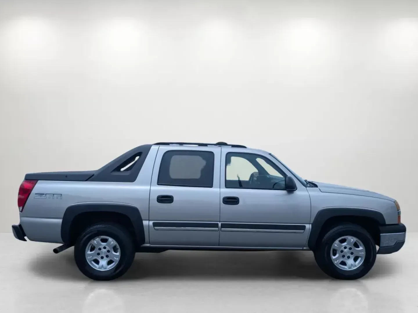 2004 /Dark Charcoal Chevrolet Avalanche Z66 (3GNEC12T54G) with an Gas V8 5.3L/327 engine, 4-Speed Automatic w/OD transmission, located at 1430 Gateway Drive, Opelika, AL, 36801, (334) 239-0944, 32.637871, -85.409790 - **Explore New Adventures with this 2004 Chevrolet Avalanche at Gils Auto - Opelika!**<br /> <br /> Are you ready to elevate your weekend adventures or tackle your daily commute with style and confidence? Look no further than this 2004 Chevrolet Avalanche Z66, now available at Gils Auto, located at 1 - Photo#3