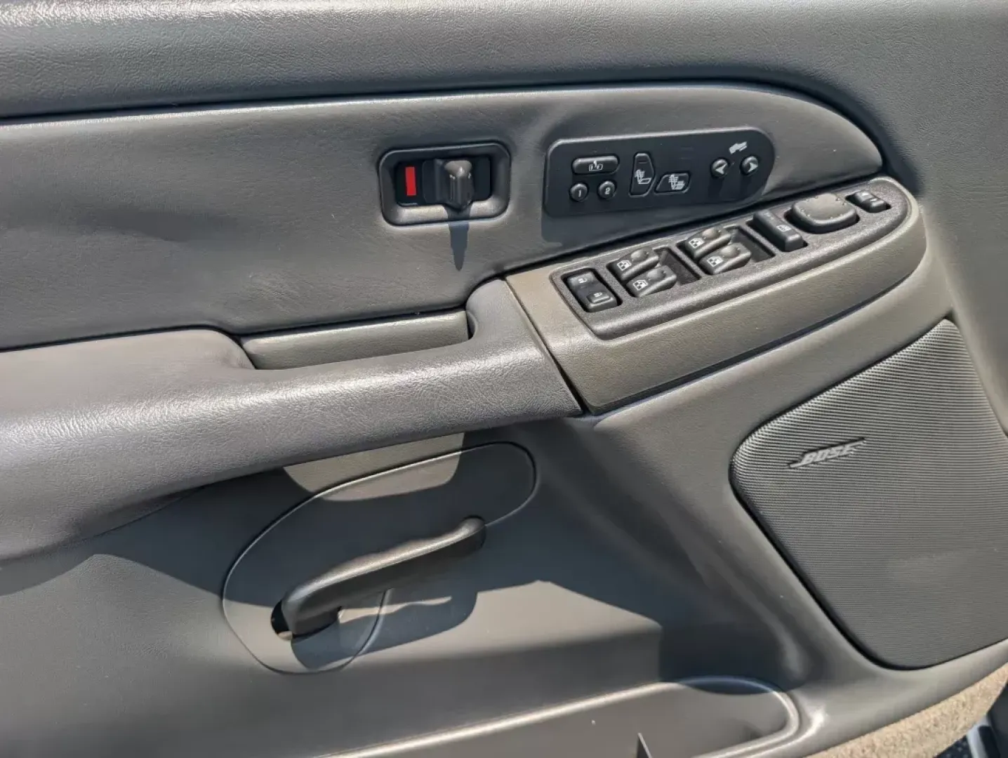 2004 /Dark Charcoal Chevrolet Avalanche Z66 (3GNEC12T54G) with an Gas V8 5.3L/327 engine, 4-Speed Automatic w/OD transmission, located at 1430 Gateway Drive, Opelika, AL, 36801, (334) 239-0944, 32.637871, -85.409790 - **Explore New Adventures with this 2004 Chevrolet Avalanche at Gils Auto - Opelika!**<br /> <br /> Are you ready to elevate your weekend adventures or tackle your daily commute with style and confidence? Look no further than this 2004 Chevrolet Avalanche Z66, now available at Gils Auto, located at 1 - Photo#8