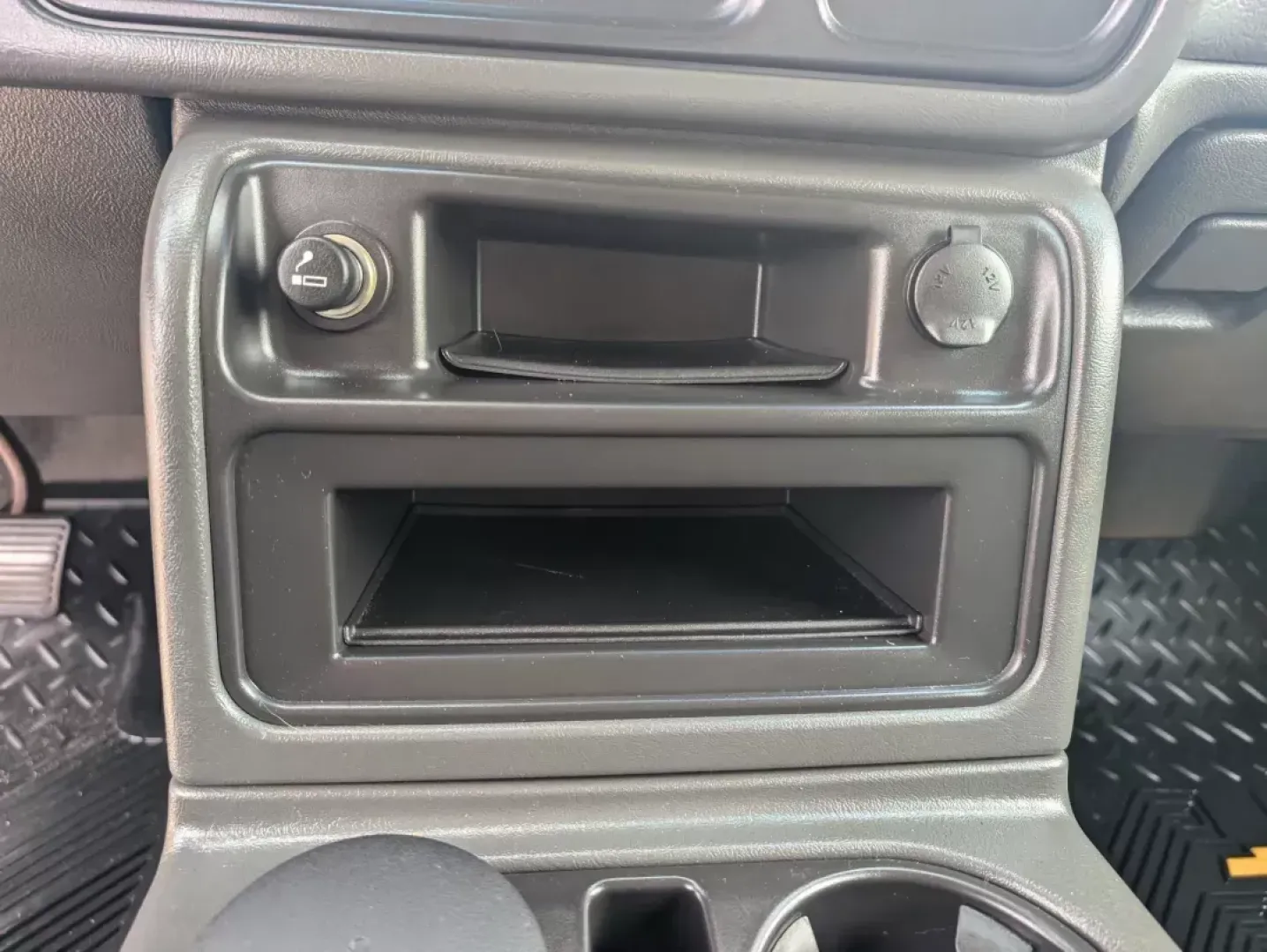 2004 /Dark Charcoal Chevrolet Avalanche Z66 (3GNEC12T54G) with an Gas V8 5.3L/327 engine, 4-Speed Automatic w/OD transmission, located at 1430 Gateway Drive, Opelika, AL, 36801, (334) 239-0944, 32.637871, -85.409790 - **Explore New Adventures with this 2004 Chevrolet Avalanche at Gils Auto - Opelika!**<br /> <br /> Are you ready to elevate your weekend adventures or tackle your daily commute with style and confidence? Look no further than this 2004 Chevrolet Avalanche Z66, now available at Gils Auto, located at 1 - Photo#12