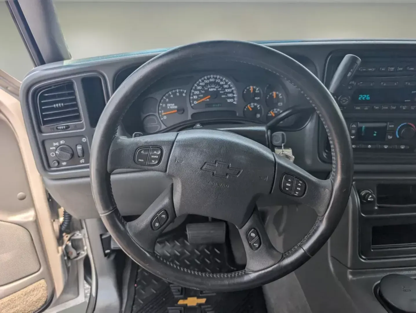 2004 /Dark Charcoal Chevrolet Avalanche Z66 (3GNEC12T54G) with an Gas V8 5.3L/327 engine, 4-Speed Automatic w/OD transmission, located at 1430 Gateway Drive, Opelika, AL, 36801, (334) 239-0944, 32.637871, -85.409790 - **Explore New Adventures with this 2004 Chevrolet Avalanche at Gils Auto - Opelika!**<br /> <br /> Are you ready to elevate your weekend adventures or tackle your daily commute with style and confidence? Look no further than this 2004 Chevrolet Avalanche Z66, now available at Gils Auto, located at 1 - Photo#15