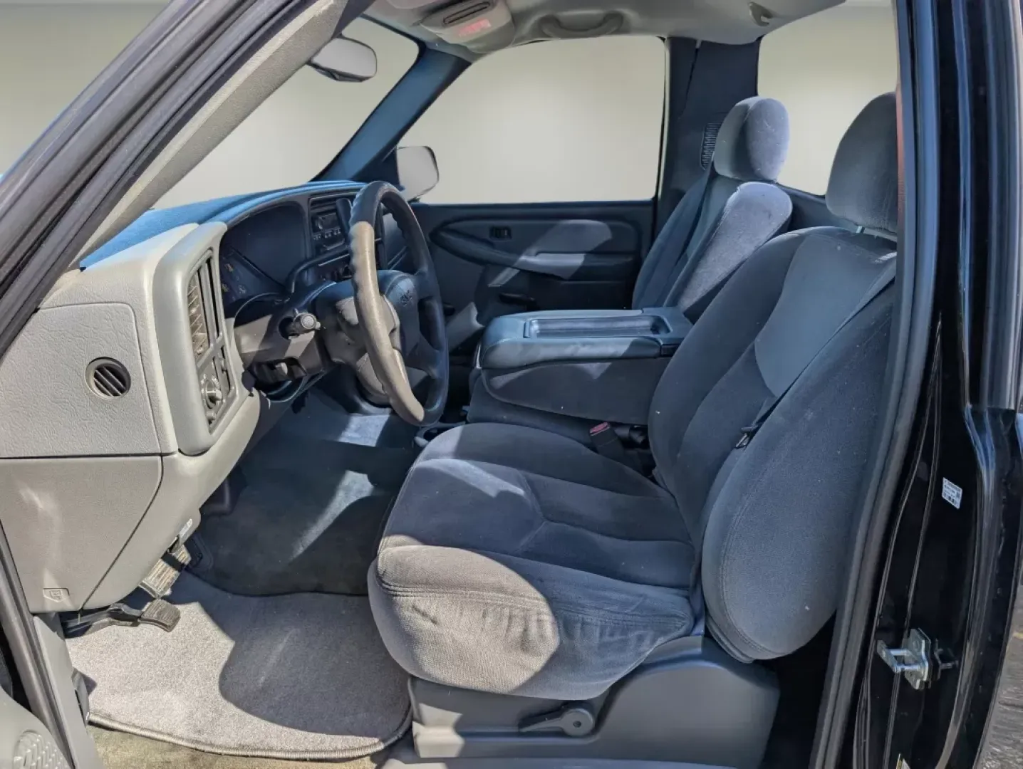 2004 /Dark Pewter GMC Sierra 1500 (1GTEC14X14Z) with an Other engine, located at 3959 U.S. 80 W, Phenix City, AL, 36870, (334) 297-4885, 32.469296, -85.135185 - **Get Ready for Adventure with the 2004 GMC Sierra 1500!**<br /> <br /> Are you looking for a reliable pickup truck that can handle your weekend adventures while also being perfect for daily commutes? Look no further than the 2004 GMC Sierra 1500, available now at Gils Auto in Phenix City, AL. This - Photo#9