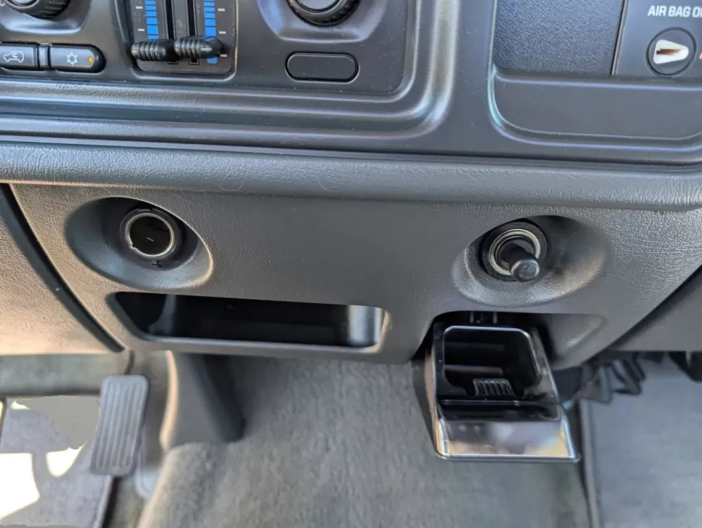 2004 /Dark Pewter GMC Sierra 1500 (1GTEC14X14Z) with an Other engine, located at 3959 U.S. 80 W, Phenix City, AL, 36870, (334) 297-4885, 32.469296, -85.135185 - **Get Ready for Adventure with the 2004 GMC Sierra 1500!**<br /> <br /> Are you looking for a reliable pickup truck that can handle your weekend adventures while also being perfect for daily commutes? Look no further than the 2004 GMC Sierra 1500, available now at Gils Auto in Phenix City, AL. This - Photo#14