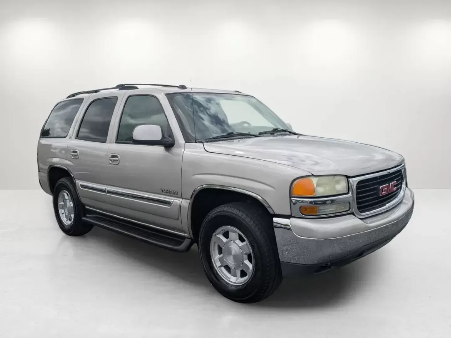2004 /Pewter/Dark Pewter GMC Yukon SLT (1GKEC13Z44R) with an Gas V8 5.3L/325 engine, 4-Speed Automatic w/OD transmission, located at 3959 U.S. 80 W, Phenix City, AL, 36870, (334) 297-4885, 32.469296, -85.135185 - 2004 GMC Yukon SLT - Photo#3