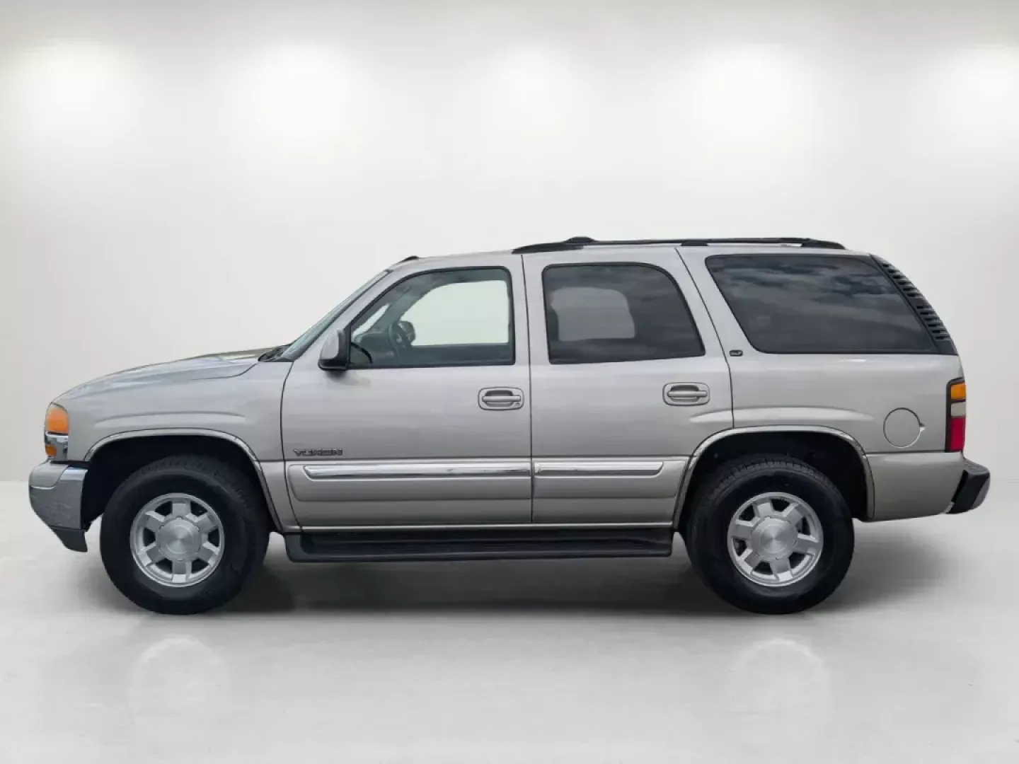 2004 /Pewter/Dark Pewter GMC Yukon SLT (1GKEC13Z44R) with an Gas V8 5.3L/325 engine, 4-Speed Automatic w/OD transmission, located at 3959 U.S. 80 W, Phenix City, AL, 36870, (334) 297-4885, 32.469296, -85.135185 - 2004 GMC Yukon SLT - Photo#8