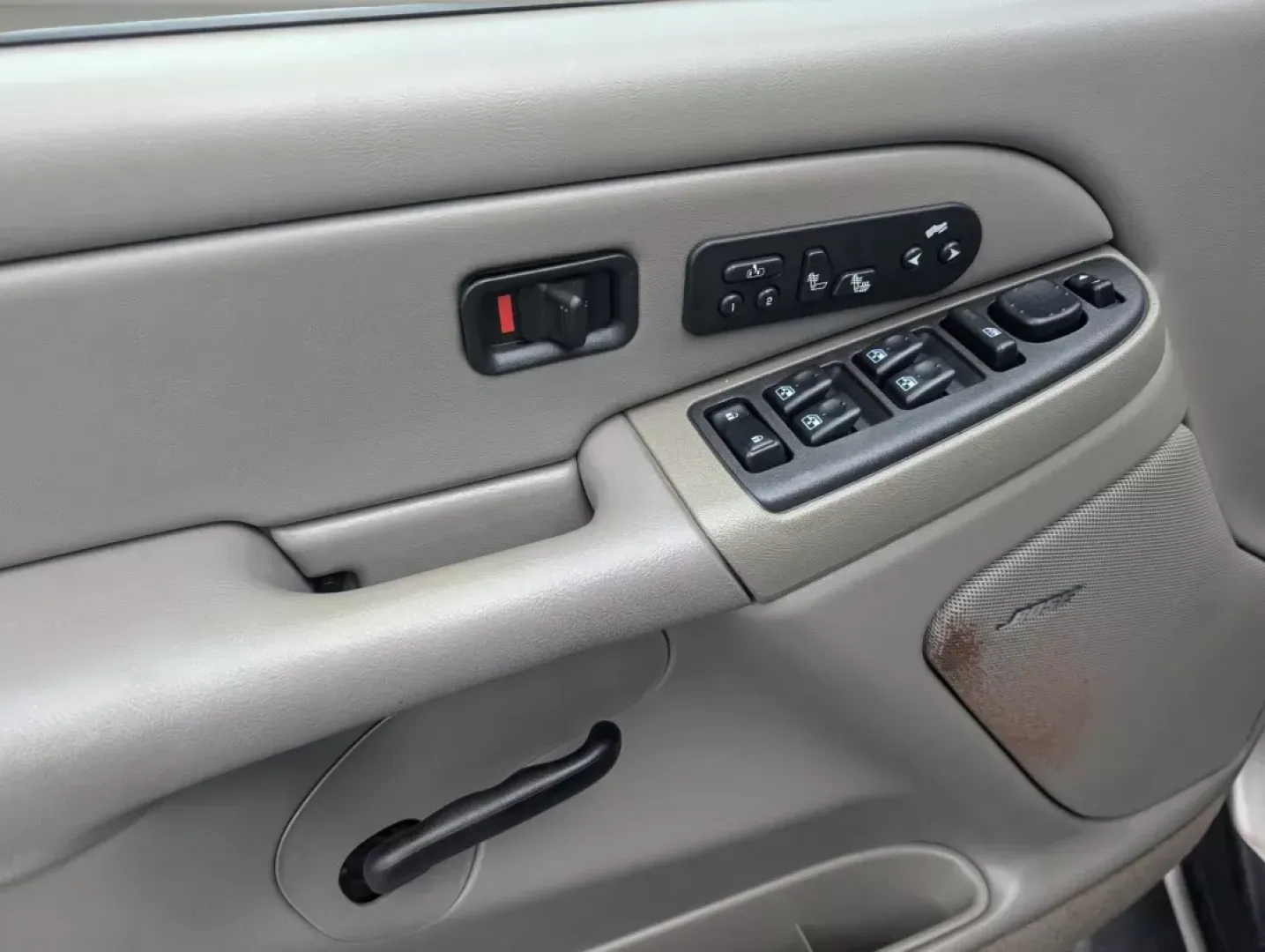 2004 /Pewter/Dark Pewter GMC Yukon SLT (1GKEC13Z44R) with an Gas V8 5.3L/325 engine, 4-Speed Automatic w/OD transmission, located at 3959 U.S. 80 W, Phenix City, AL, 36870, (334) 297-4885, 32.469296, -85.135185 - 2004 GMC Yukon SLT - Photo#9
