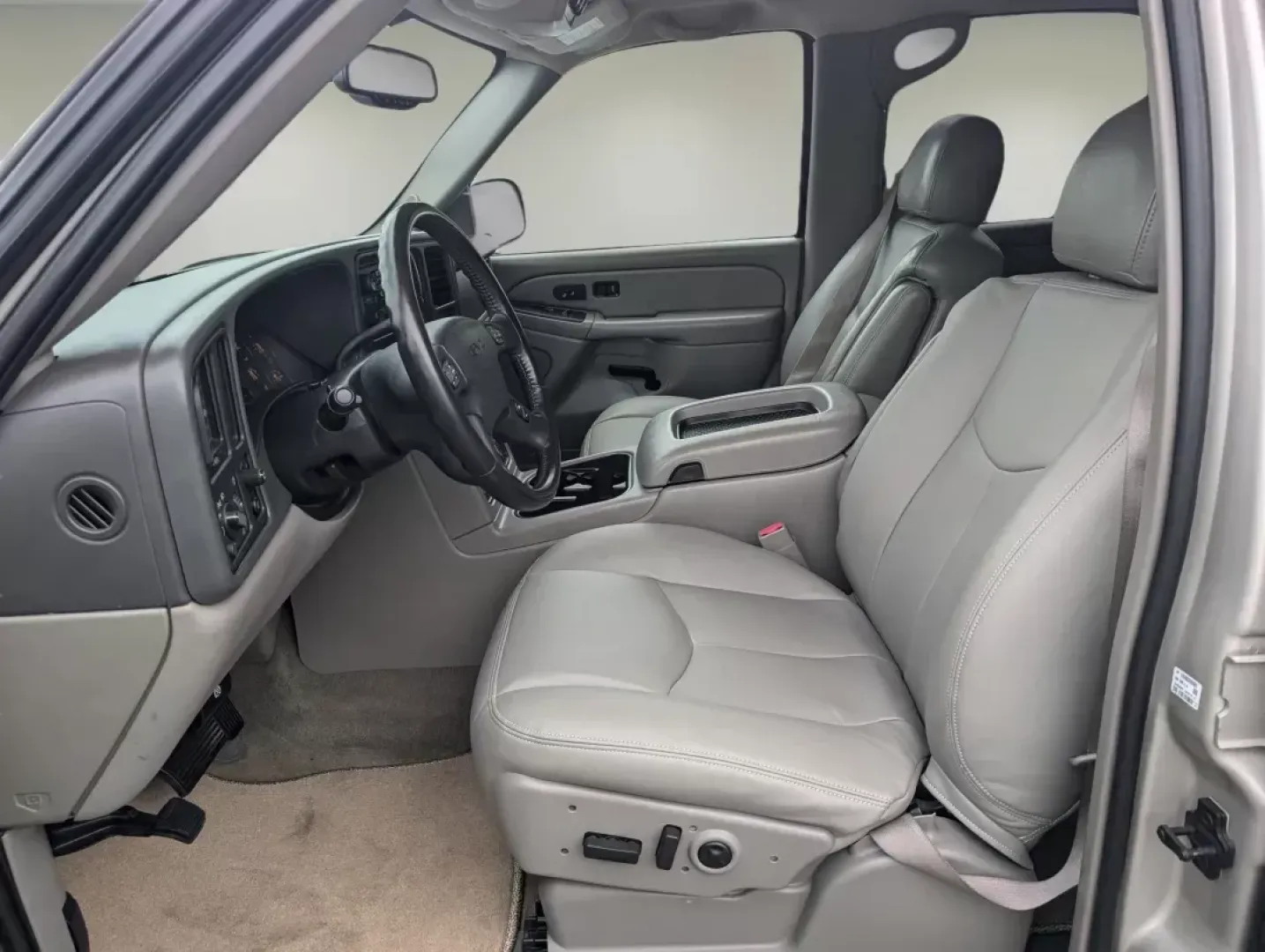 2004 /Pewter/Dark Pewter GMC Yukon SLT (1GKEC13Z44R) with an Gas V8 5.3L/325 engine, 4-Speed Automatic w/OD transmission, located at 3959 U.S. 80 W, Phenix City, AL, 36870, (334) 297-4885, 32.469296, -85.135185 - 2004 GMC Yukon SLT - Photo#10