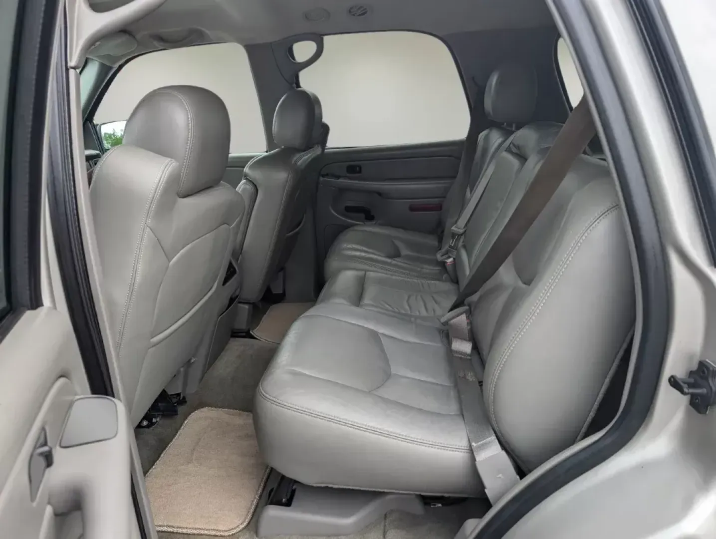 2004 /Pewter/Dark Pewter GMC Yukon SLT (1GKEC13Z44R) with an Gas V8 5.3L/325 engine, 4-Speed Automatic w/OD transmission, located at 3959 U.S. 80 W, Phenix City, AL, 36870, (334) 297-4885, 32.469296, -85.135185 - 2004 GMC Yukon SLT - Photo#11