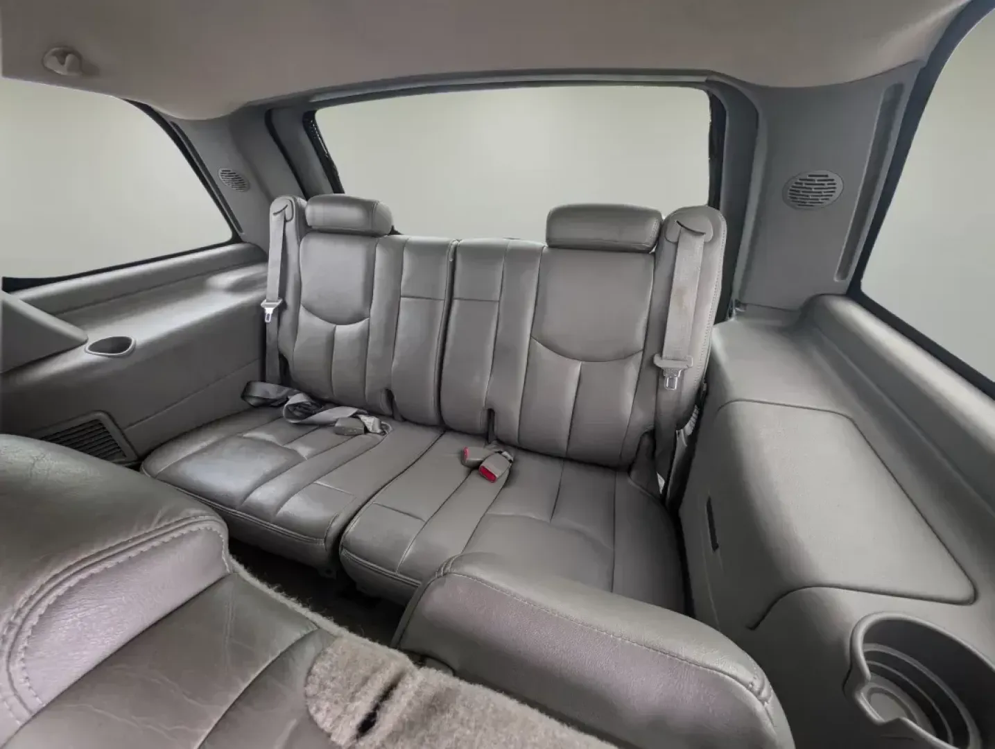 2004 /Pewter/Dark Pewter GMC Yukon SLT (1GKEC13Z44R) with an Gas V8 5.3L/325 engine, 4-Speed Automatic w/OD transmission, located at 3959 U.S. 80 W, Phenix City, AL, 36870, (334) 297-4885, 32.469296, -85.135185 - 2004 GMC Yukon SLT - Photo#12