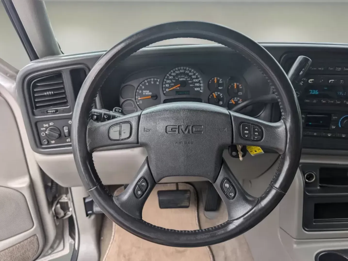 2004 /Pewter/Dark Pewter GMC Yukon SLT (1GKEC13Z44R) with an Gas V8 5.3L/325 engine, 4-Speed Automatic w/OD transmission, located at 3959 U.S. 80 W, Phenix City, AL, 36870, (334) 297-4885, 32.469296, -85.135185 - 2004 GMC Yukon SLT - Photo#16