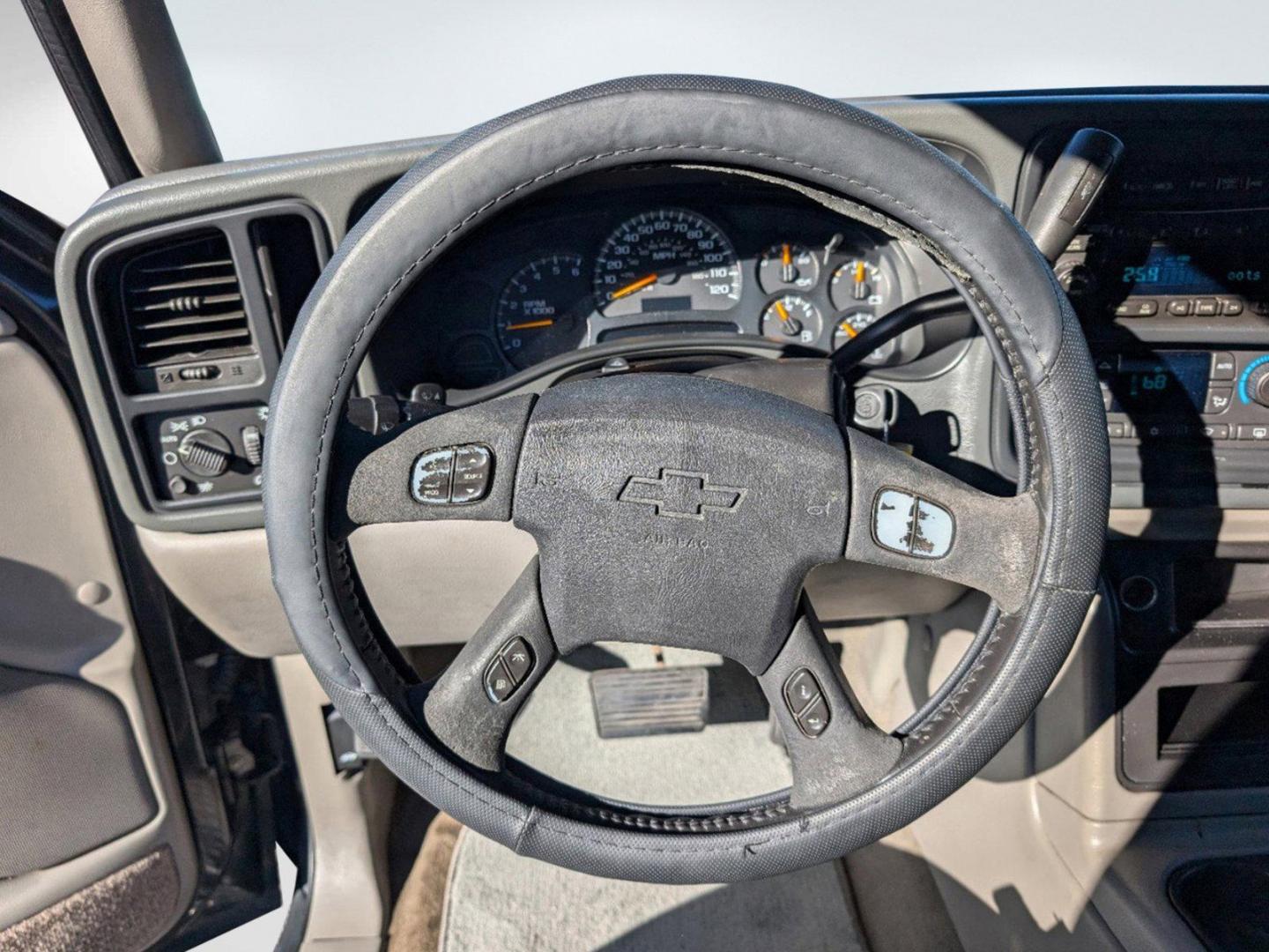 2005 /Gray/Drk Charcoal Chevrolet Avalanche Z66 (3GNEC12Z85G) with an Gas/Ethanol V8 5.3L/327 engine, 4-Speed Automatic w/OD transmission, located at 1430 Gateway Drive, Opelika, AL, 36801, (334) 239-0944, 32.637871, -85.409790 - 2005 Chevrolet Avalanche Z66 - Photo#17