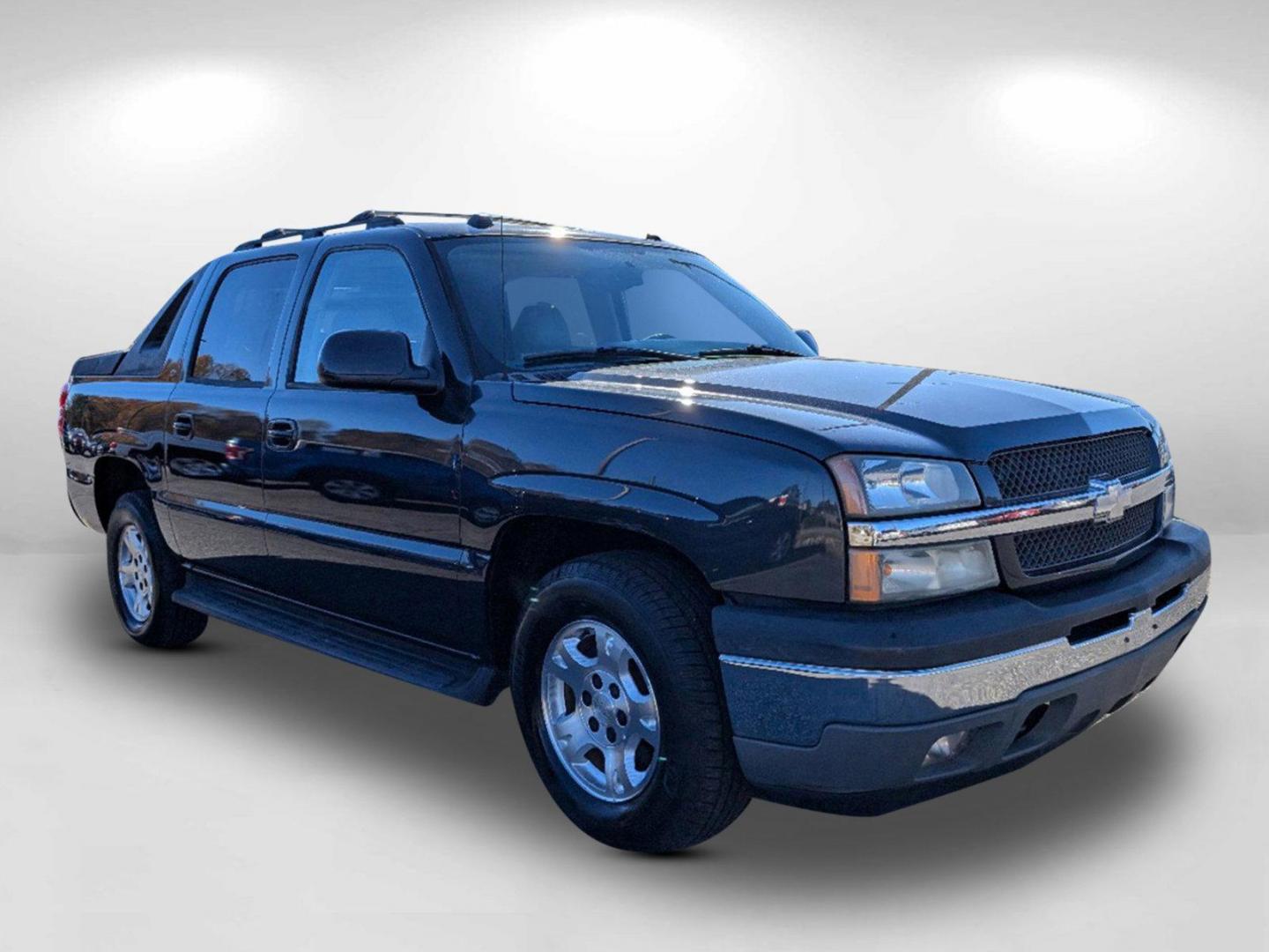 2005 /Gray/Drk Charcoal Chevrolet Avalanche Z66 (3GNEC12Z85G) with an Gas/Ethanol V8 5.3L/327 engine, 4-Speed Automatic w/OD transmission, located at 1430 Gateway Drive, Opelika, AL, 36801, (334) 239-0944, 32.637871, -85.409790 - 2005 Chevrolet Avalanche Z66 - Photo#4