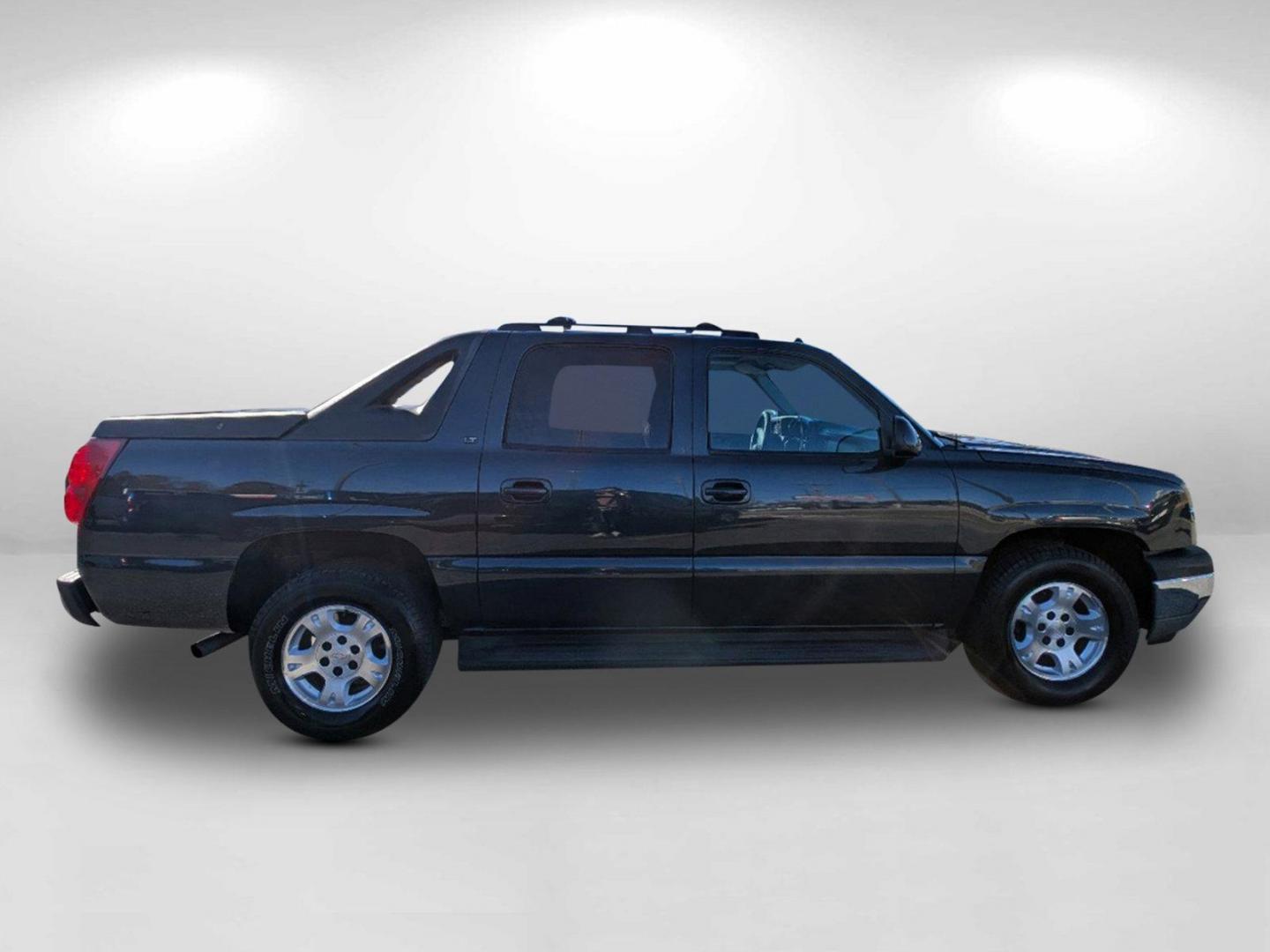 2005 /Gray/Drk Charcoal Chevrolet Avalanche Z66 (3GNEC12Z85G) with an Gas/Ethanol V8 5.3L/327 engine, 4-Speed Automatic w/OD transmission, located at 1430 Gateway Drive, Opelika, AL, 36801, (334) 239-0944, 32.637871, -85.409790 - 2005 Chevrolet Avalanche Z66 - Photo#5