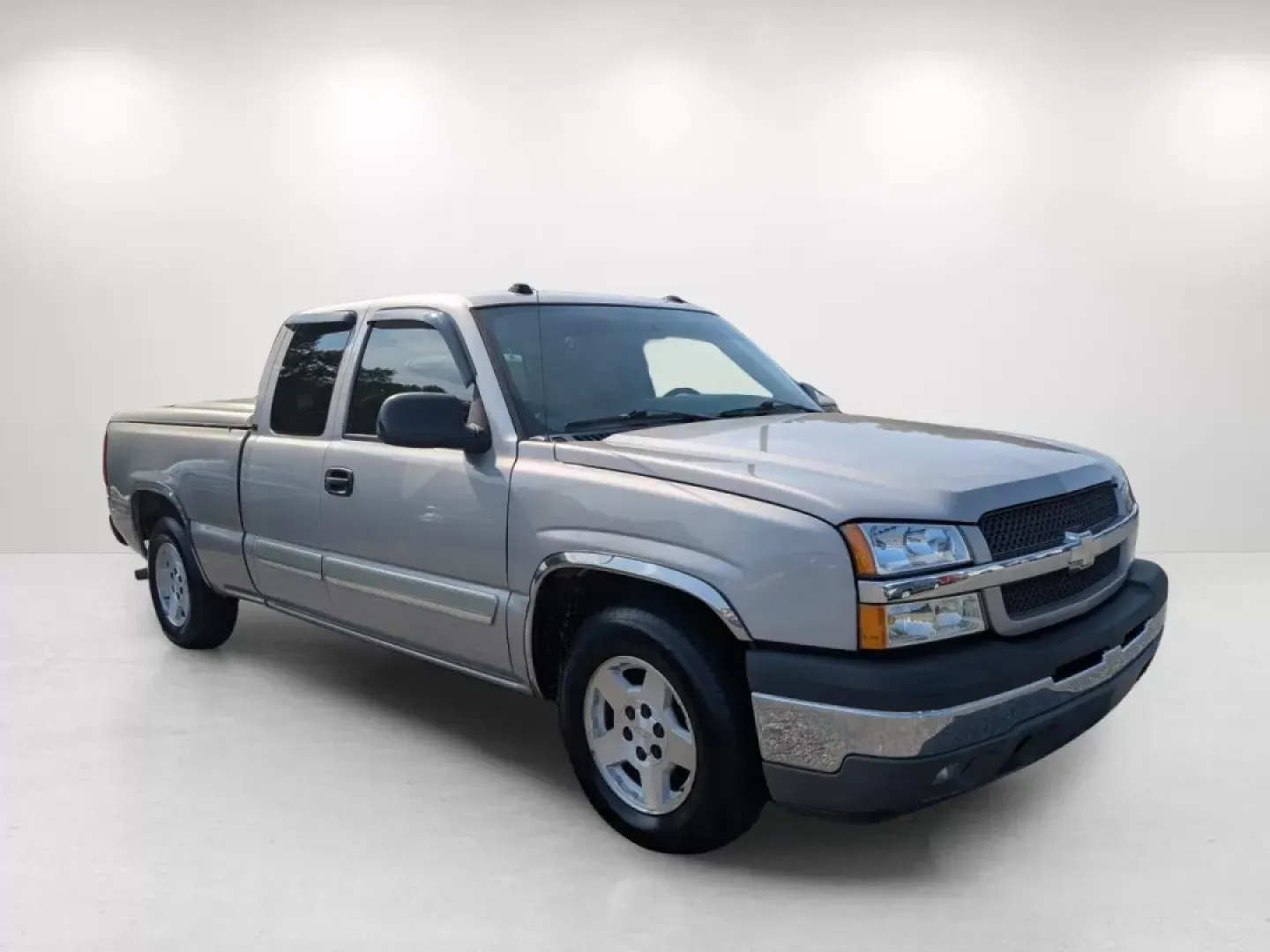 2005 Silver Birch Metallic /Medium Gray Chevrolet Silverado 1500 LT (2GCEC19T651) with an Other engine, located at 1430 Gateway Drive, Opelika, AL, 36801, (334) 239-0944, 32.637871, -85.409790 - **Unleash Your Adventurous Spirit with the 2005 Chevrolet Silverado 1500 LT!** <br /> <br /> Are you ready to take on your next weekend adventure or tackle those daily commutes with confidence? The 2005 Chevrolet Silverado 1500 LT is not just a truck; it's your companion for life's journey. Whether - Photo#2