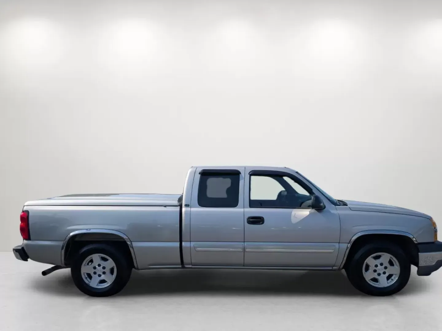 2005 Silver Birch Metallic /Medium Gray Chevrolet Silverado 1500 LT (2GCEC19T651) with an Other engine, located at 1430 Gateway Drive, Opelika, AL, 36801, (334) 239-0944, 32.637871, -85.409790 - **Unleash Your Adventurous Spirit with the 2005 Chevrolet Silverado 1500 LT!** <br /> <br /> Are you ready to take on your next weekend adventure or tackle those daily commutes with confidence? The 2005 Chevrolet Silverado 1500 LT is not just a truck; it's your companion for life's journey. Whether - Photo#3