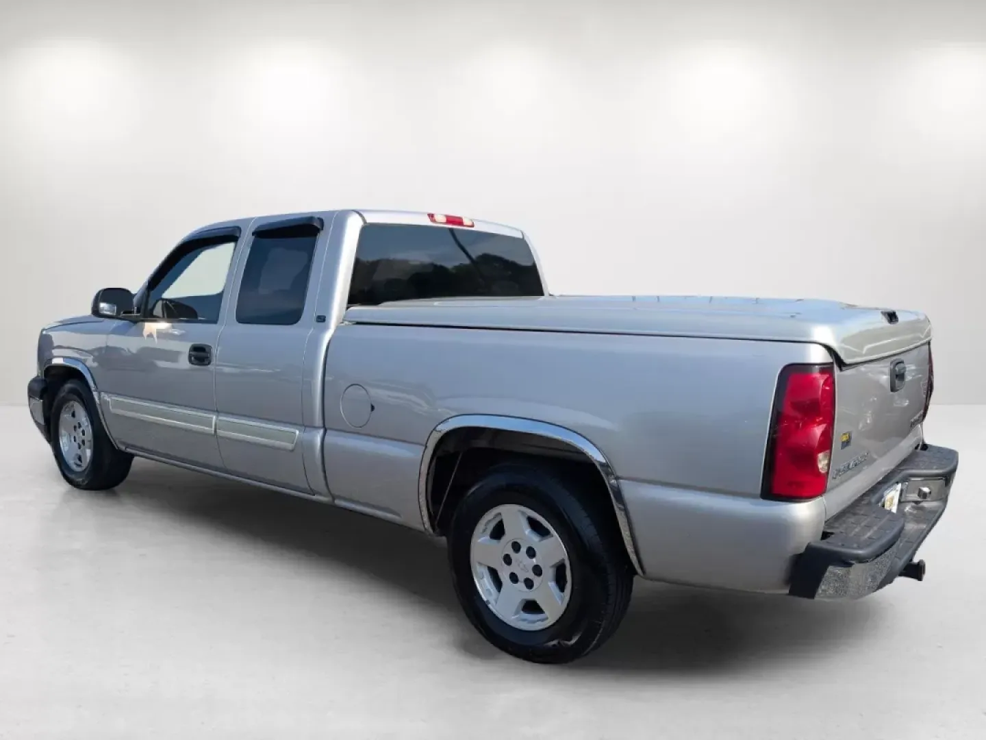 2005 Silver Birch Metallic /Medium Gray Chevrolet Silverado 1500 LT (2GCEC19T651) with an Other engine, located at 1430 Gateway Drive, Opelika, AL, 36801, (334) 239-0944, 32.637871, -85.409790 - **Unleash Your Adventurous Spirit with the 2005 Chevrolet Silverado 1500 LT!** <br /> <br /> Are you ready to take on your next weekend adventure or tackle those daily commutes with confidence? The 2005 Chevrolet Silverado 1500 LT is not just a truck; it's your companion for life's journey. Whether - Photo#6