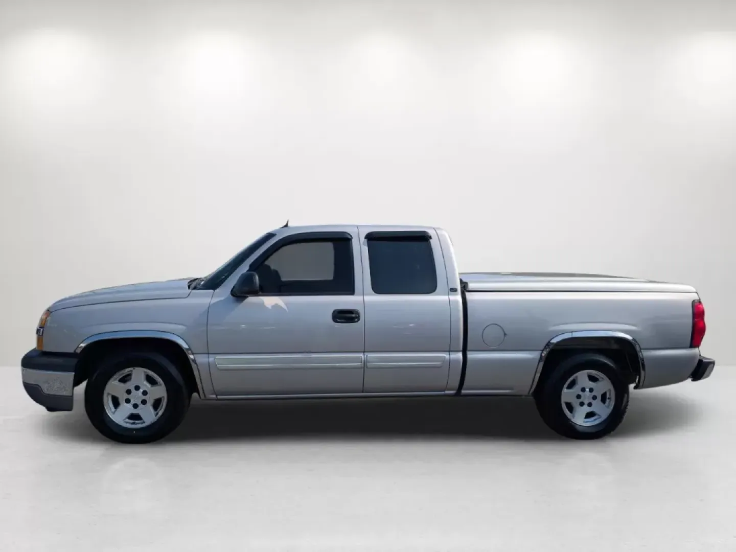 2005 Silver Birch Metallic /Medium Gray Chevrolet Silverado 1500 LT (2GCEC19T651) with an Other engine, located at 1430 Gateway Drive, Opelika, AL, 36801, (334) 239-0944, 32.637871, -85.409790 - **Unleash Your Adventurous Spirit with the 2005 Chevrolet Silverado 1500 LT!** <br /> <br /> Are you ready to take on your next weekend adventure or tackle those daily commutes with confidence? The 2005 Chevrolet Silverado 1500 LT is not just a truck; it's your companion for life's journey. Whether - Photo#7