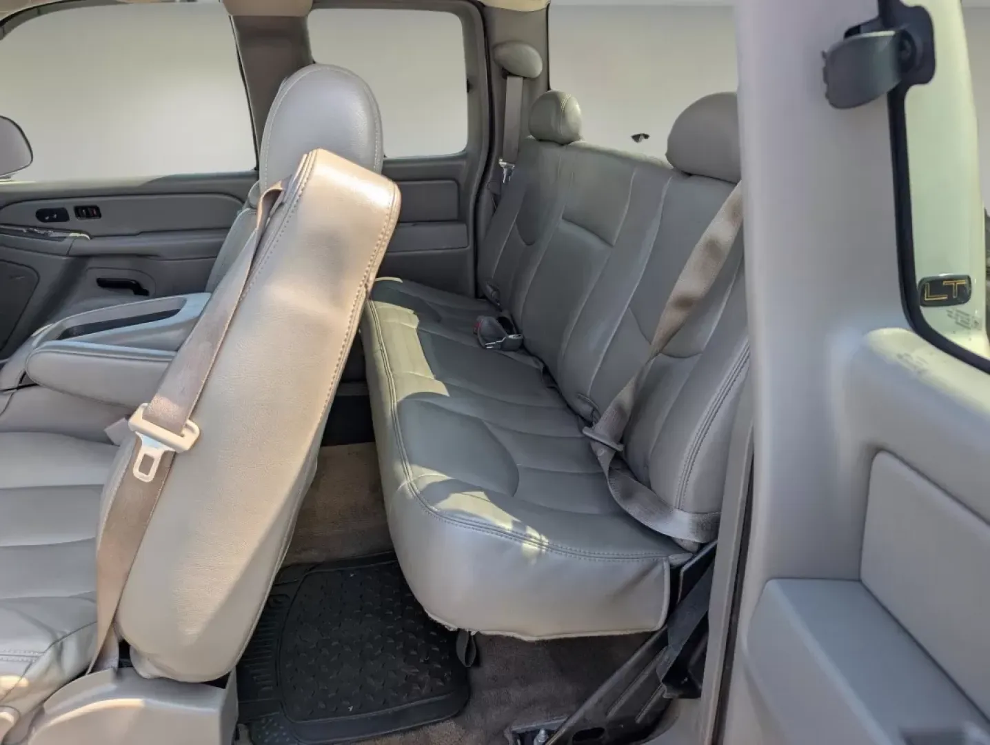 2005 Silver Birch Metallic /Medium Gray Chevrolet Silverado 1500 LT (2GCEC19T651) with an Other engine, located at 1430 Gateway Drive, Opelika, AL, 36801, (334) 239-0944, 32.637871, -85.409790 - **Unleash Your Adventurous Spirit with the 2005 Chevrolet Silverado 1500 LT!** <br /> <br /> Are you ready to take on your next weekend adventure or tackle those daily commutes with confidence? The 2005 Chevrolet Silverado 1500 LT is not just a truck; it's your companion for life's journey. Whether - Photo#10