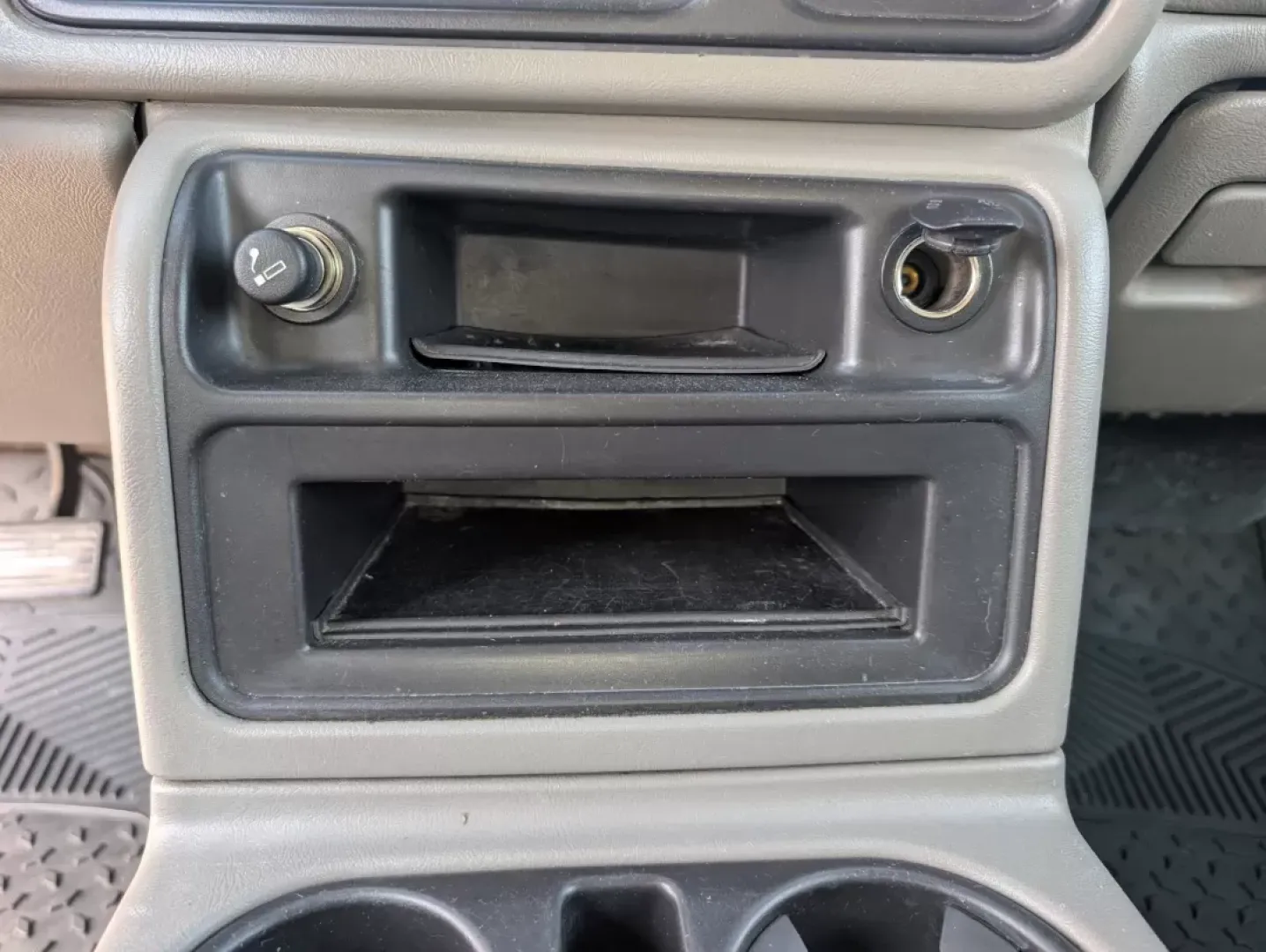 2005 Silver Birch Metallic /Medium Gray Chevrolet Silverado 1500 LT (2GCEC19T651) with an Other engine, located at 1430 Gateway Drive, Opelika, AL, 36801, (334) 239-0944, 32.637871, -85.409790 - **Unleash Your Adventurous Spirit with the 2005 Chevrolet Silverado 1500 LT!** <br /> <br /> Are you ready to take on your next weekend adventure or tackle those daily commutes with confidence? The 2005 Chevrolet Silverado 1500 LT is not just a truck; it's your companion for life's journey. Whether - Photo#13