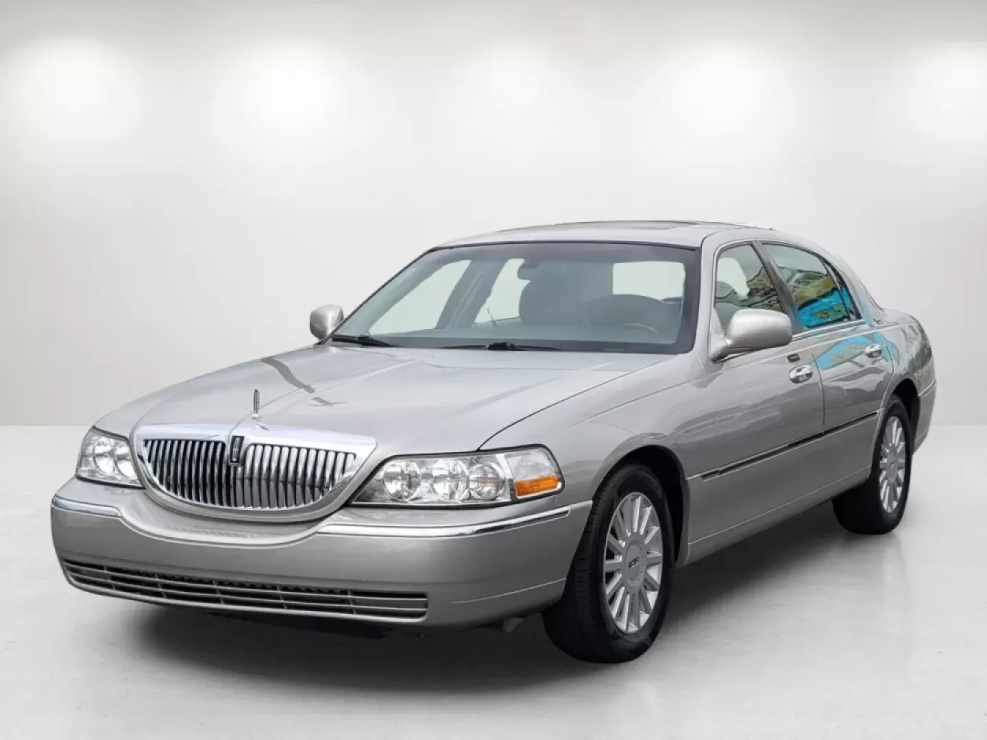 2005 Lincoln Town Car Signature Limited (1LNHM82W75Y) with an Other engine, located at 7000 Northlake Connector, Columbus, GA, 31904, (706) 987-8085, 32.524975, -84.978134 - Experience the epitome of luxury and comfort with this stunning 2005 Lincoln Town Car Signature Limited, perfect for those who appreciate style, elegance, and reliability. At Gils Auto in Phenix City, AL, we understand that driving is not just about getting from point A to B; it's about the journey - Photo#0