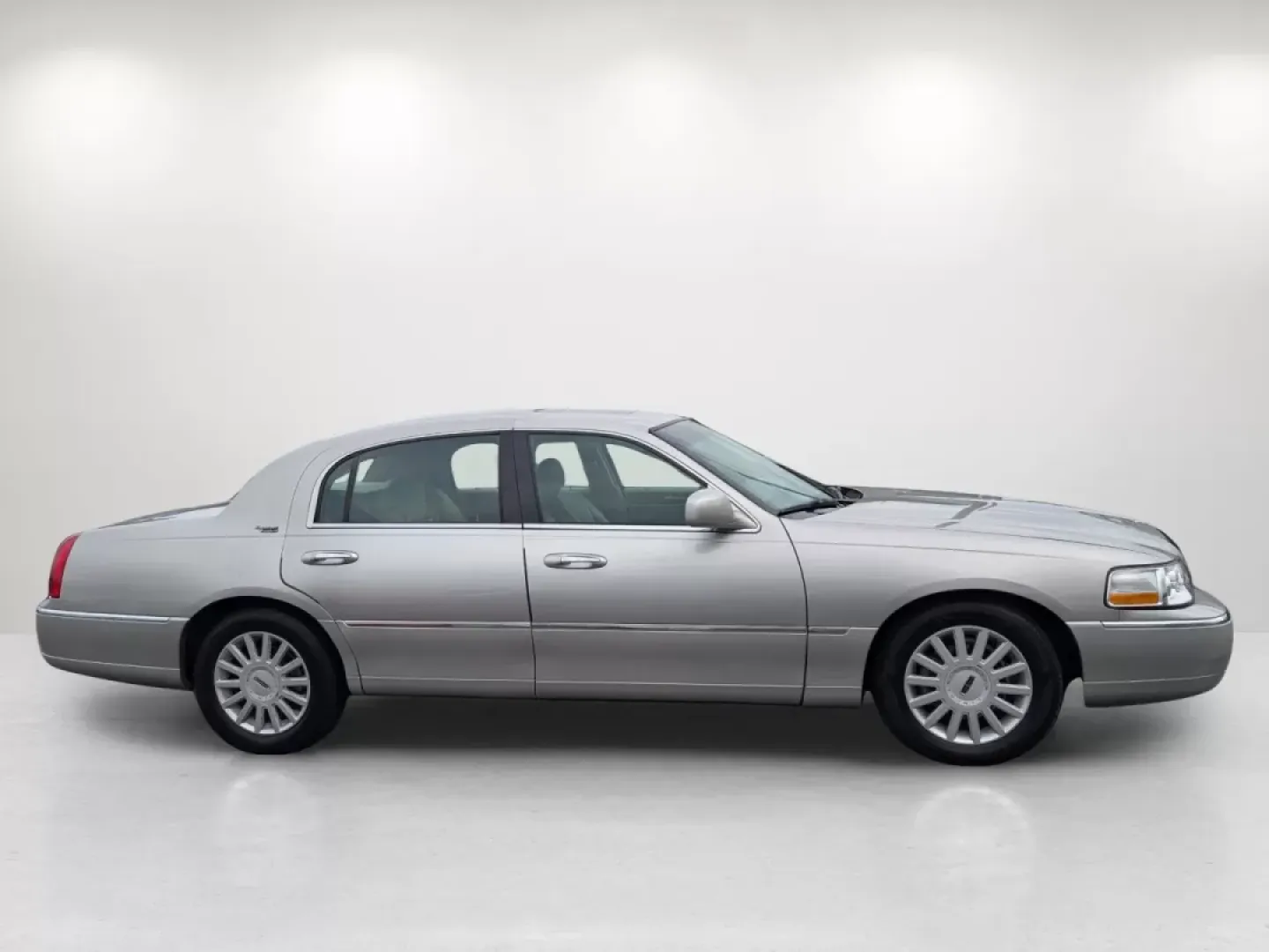 2005 Lincoln Town Car Signature Limited (1LNHM82W75Y) with an Other engine, located at 7000 Northlake Connector, Columbus, GA, 31904, (706) 987-8085, 32.524975, -84.978134 - Experience the epitome of luxury and comfort with this stunning 2005 Lincoln Town Car Signature Limited, perfect for those who appreciate style, elegance, and reliability. At Gils Auto in Phenix City, AL, we understand that driving is not just about getting from point A to B; it's about the journey - Photo#3