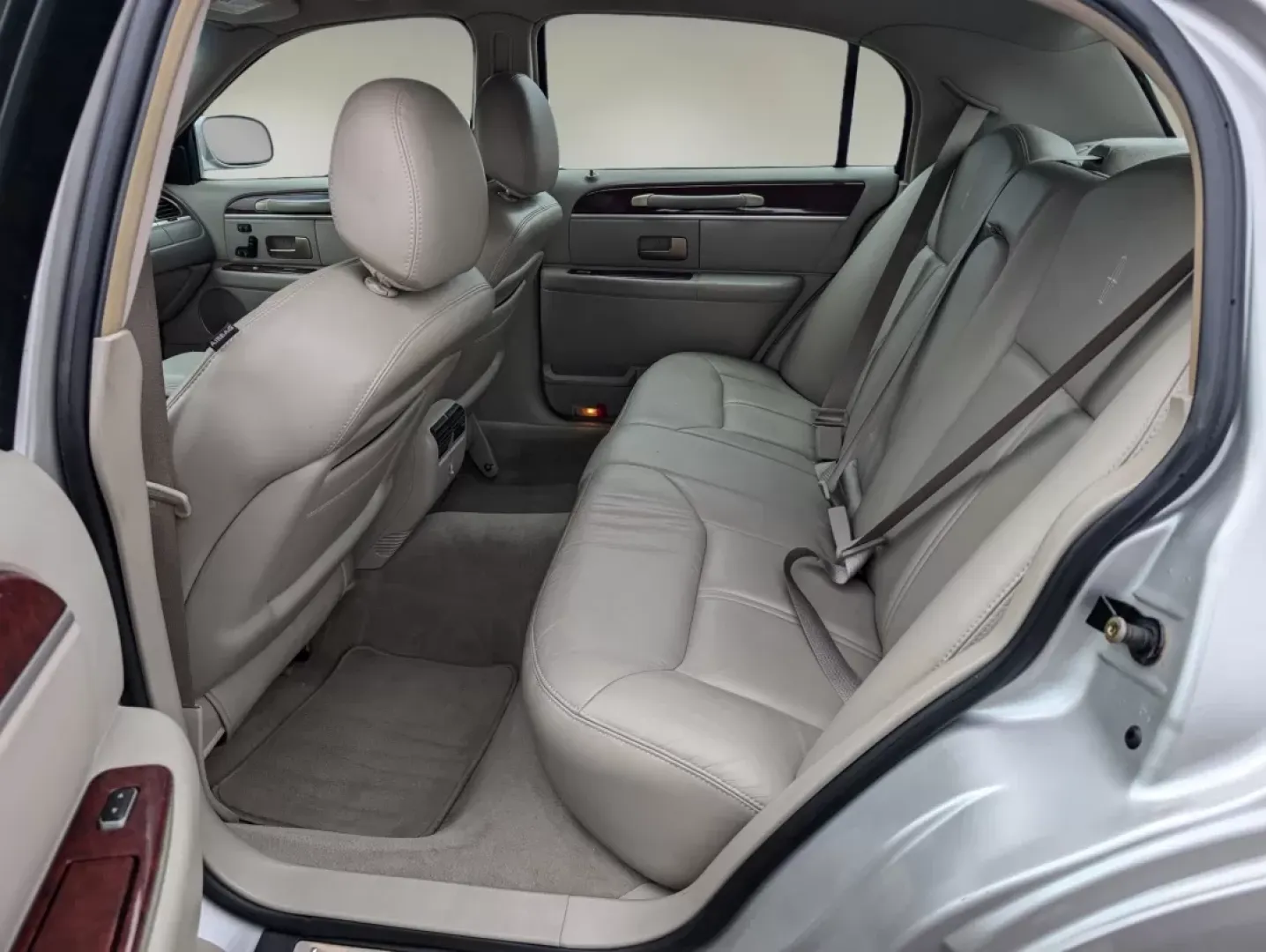 2005 Lincoln Town Car Signature Limited (1LNHM82W75Y) with an Other engine, located at 7000 Northlake Connector, Columbus, GA, 31904, (706) 987-8085, 32.524975, -84.978134 - Experience the epitome of luxury and comfort with this stunning 2005 Lincoln Town Car Signature Limited, perfect for those who appreciate style, elegance, and reliability. At Gils Auto in Phenix City, AL, we understand that driving is not just about getting from point A to B; it's about the journey - Photo#10