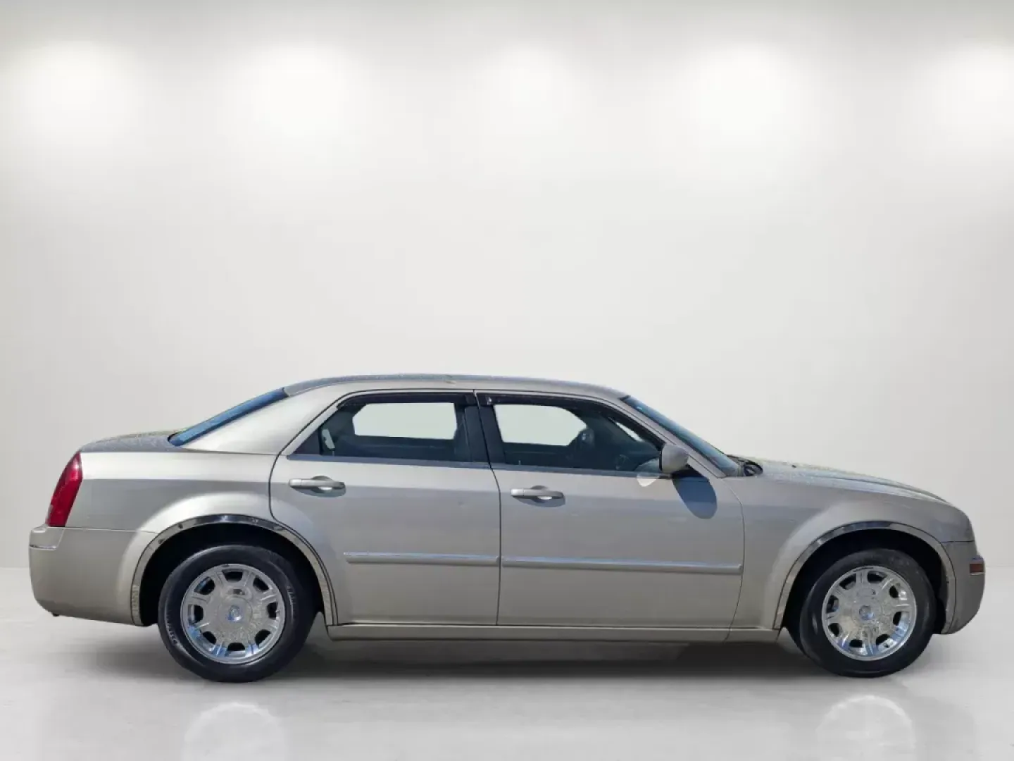 2006 Chrysler 300 Touring (2C3KA53G36H) with an Gas V6 3.5L/214 engine, 4-Speed Automatic transmission, located at 804 22nd Ave, Phenix City, AL, 36870, (334) 297-1860, 32.484749, -85.024475 - 2006 Chrysler 300 Touring - Photo#3