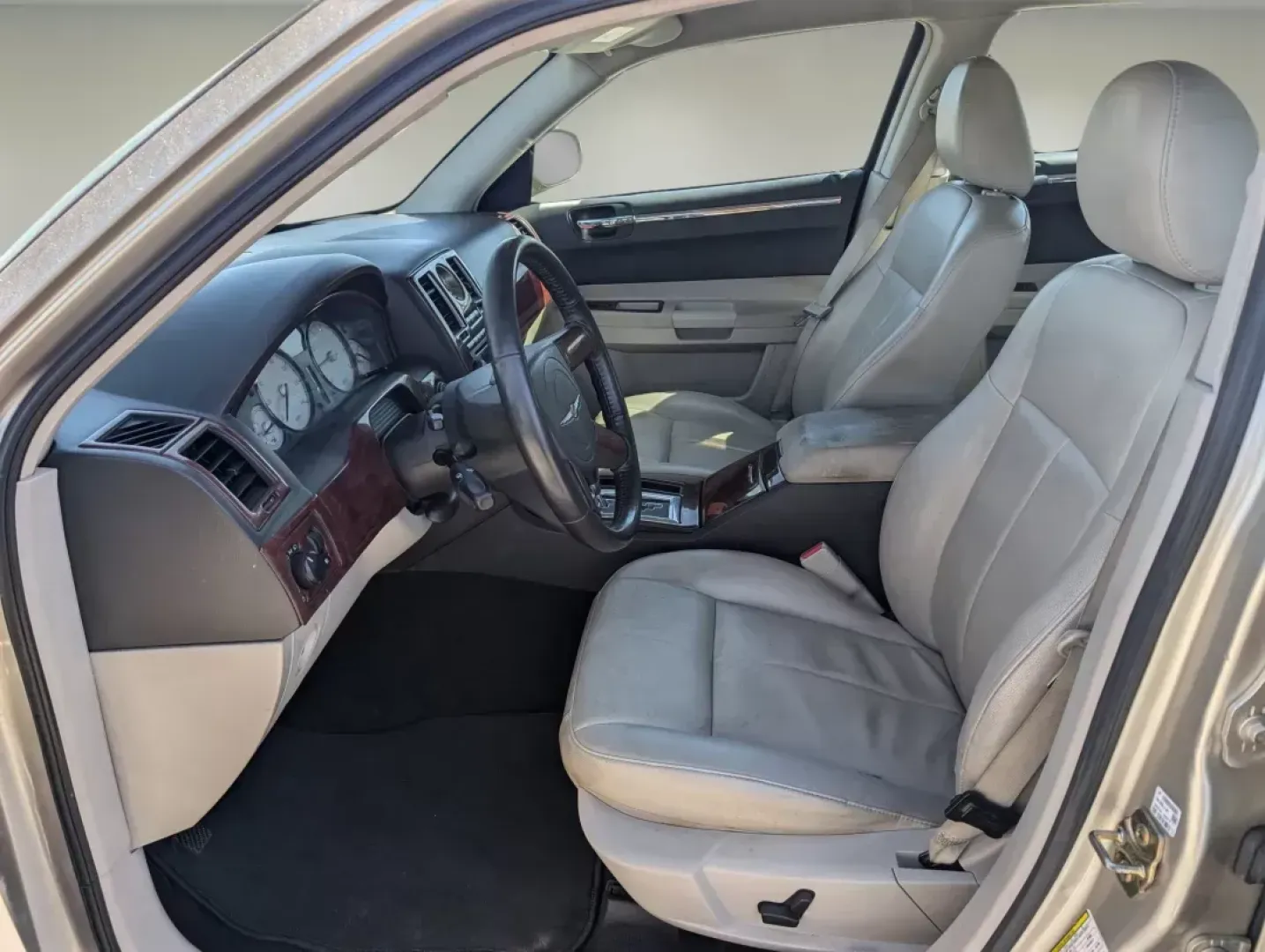 2006 Chrysler 300 Touring (2C3KA53G36H) with an Gas V6 3.5L/214 engine, 4-Speed Automatic transmission, located at 804 22nd Ave, Phenix City, AL, 36870, (334) 297-1860, 32.484749, -85.024475 - 2006 Chrysler 300 Touring - Photo#9