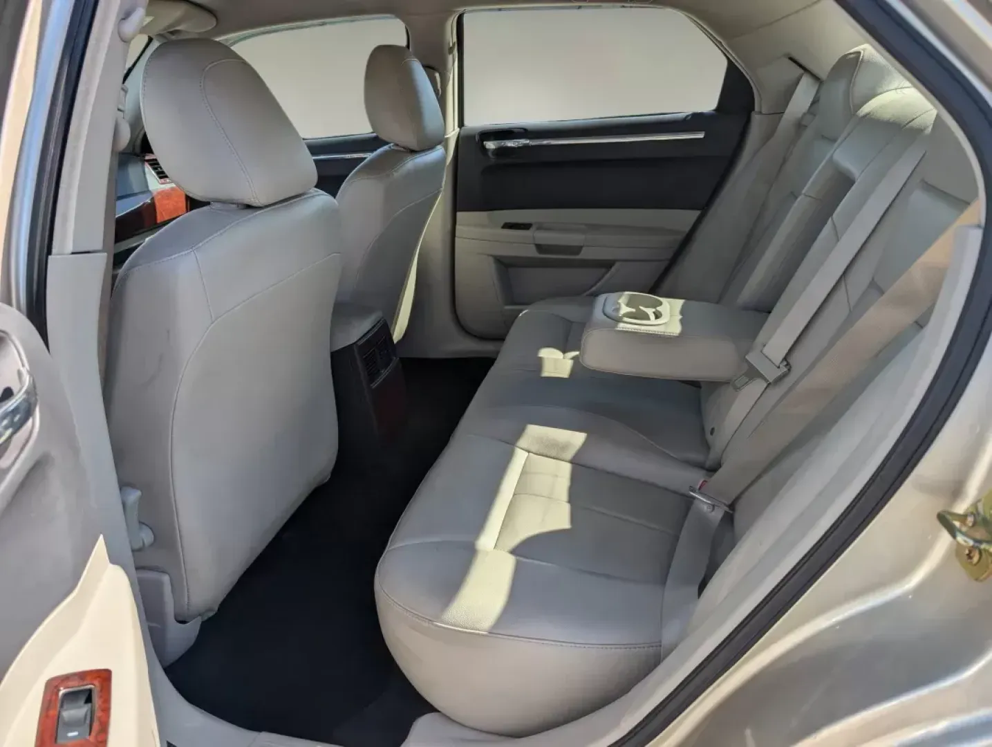 2006 Chrysler 300 Touring (2C3KA53G36H) with an Gas V6 3.5L/214 engine, 4-Speed Automatic transmission, located at 804 22nd Ave, Phenix City, AL, 36870, (334) 297-1860, 32.484749, -85.024475 - 2006 Chrysler 300 Touring - Photo#10