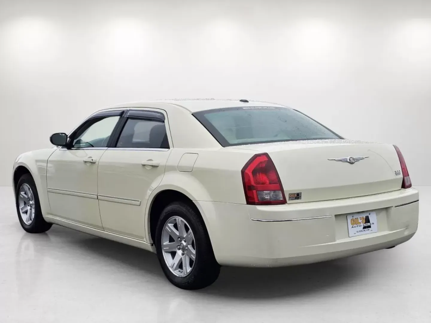 2007 Chrysler 300 Touring (2C3KA53G47H) with an Other engine, located at 1430 Gateway Drive, Opelika, AL, 36801, (334) 239-0944, 32.637871, -85.409790 - **Experience Comfort and Style with the 2007 Chrysler 300 at Gils Auto!** <br /> <br /> Are you in search of a reliable vehicle that provides both comfort and style for your daily commutes or weekend getaways? Look no further than the stunning 2007 Chrysler 300 available now at Gils Auto in Phenix - Photo#6