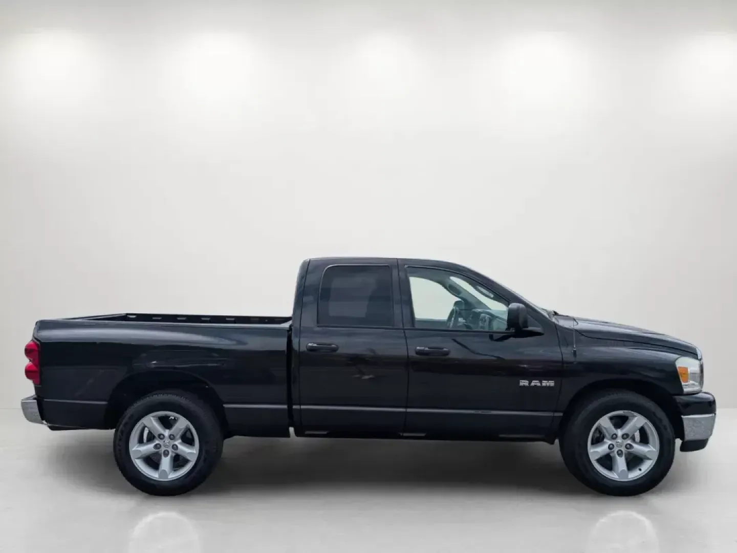 2008 /Medium Slate Gray Dodge Ram 1500 SLT (1D7HA18N38S) with an Gas V8 4.7L/287 engine, 5-Speed Automatic w/OD transmission, located at 5115 14th Ave., Columbus, GA, 31904, (706) 323-0345, 32.511494, -84.971046 - 2008 Dodge Ram 1500 SLT - Photo#4