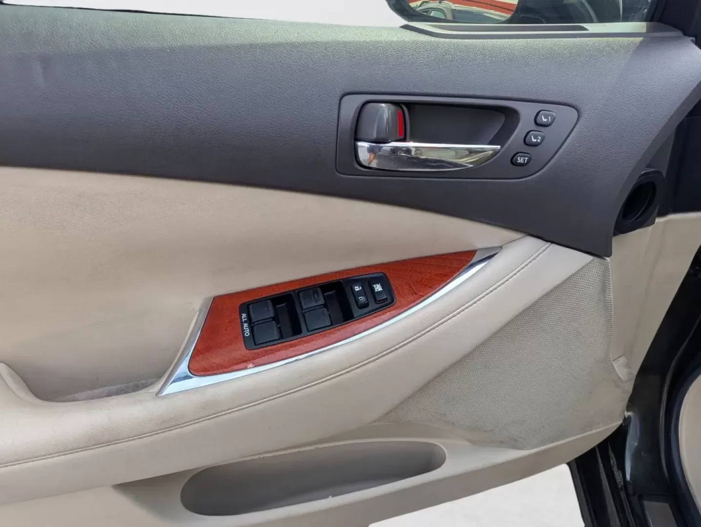 2010 Lexus ES 350 (JTHBK1EG1A2) with an Other engine, located at 3959 U.S. 80 W, Phenix City, AL, 36870, (334) 297-4885, 32.469296, -85.135185 - **Elevate Your Commute with Luxury: 2010 Lexus ES 350 at Gils Auto!**<br /> <br /> Are you ready to transform your daily drive into a luxurious experience? The stunning 2010 Lexus ES 350 is perfect for those who crave style, comfort, and advanced technology while navigating the busy streets of Pheni - Photo#8