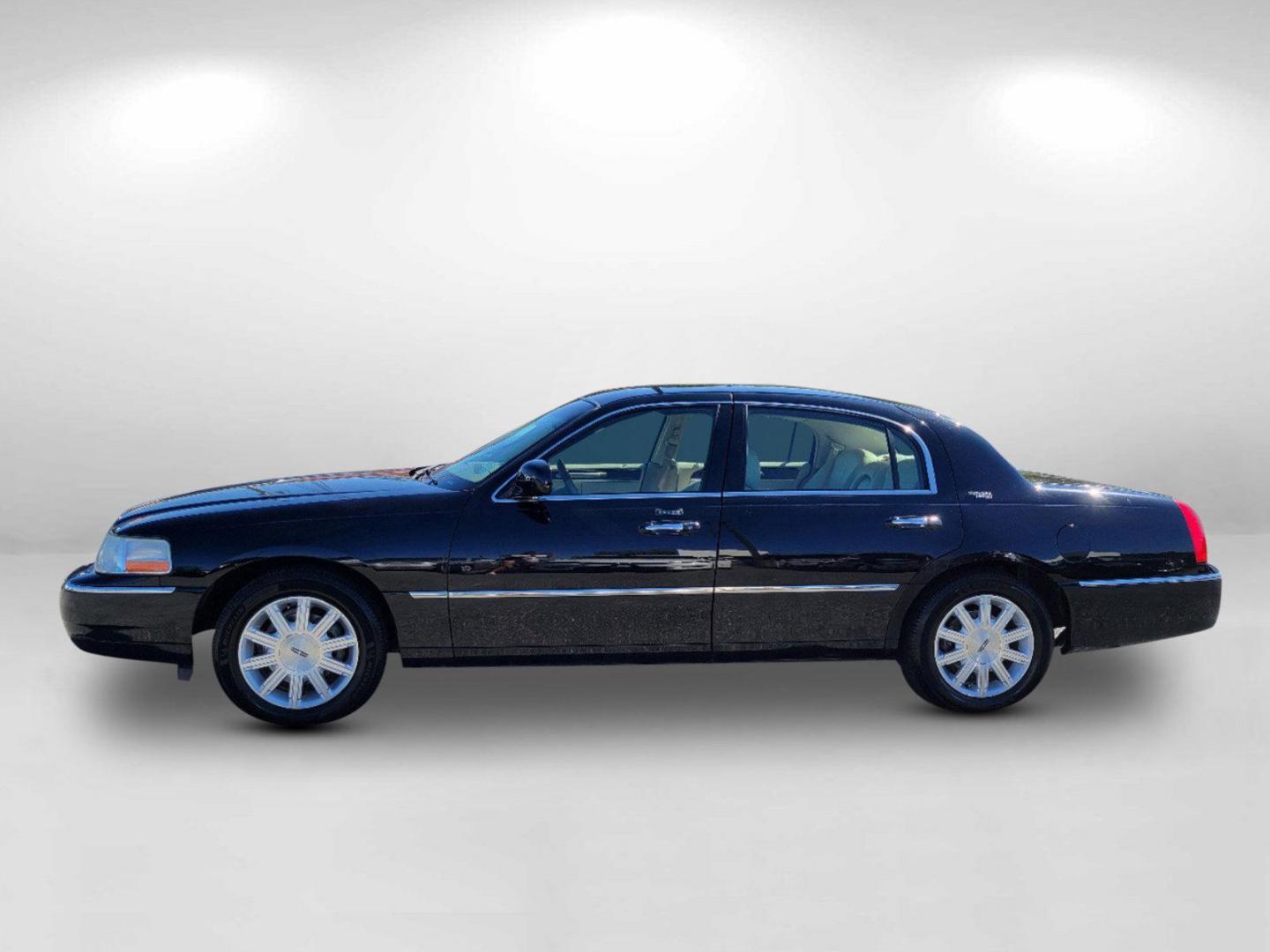 2010 Black Lincoln Town Car Signature Limited (2LNBL8CV4AX) with an Gas/Ethanol V8 4.6L/281 engine, 4-Speed Automatic w/OD transmission, located at 1430 Gateway Drive, Opelika, AL, 36801, (334) 239-0944, 32.637871, -85.409790 - 2010 Lincoln Town Car Signature Limited - Photo#9